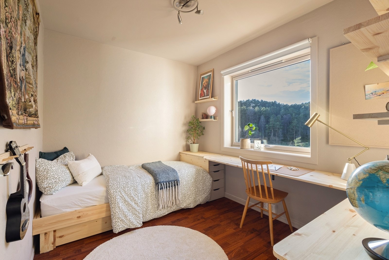 Fra kjøkkenet er det tilkomst til det ene soverommet , innredet som kontor og gjesterom. Kontordelen er ikke fastskrudd og fjernes før overtagelse. Galleribilde