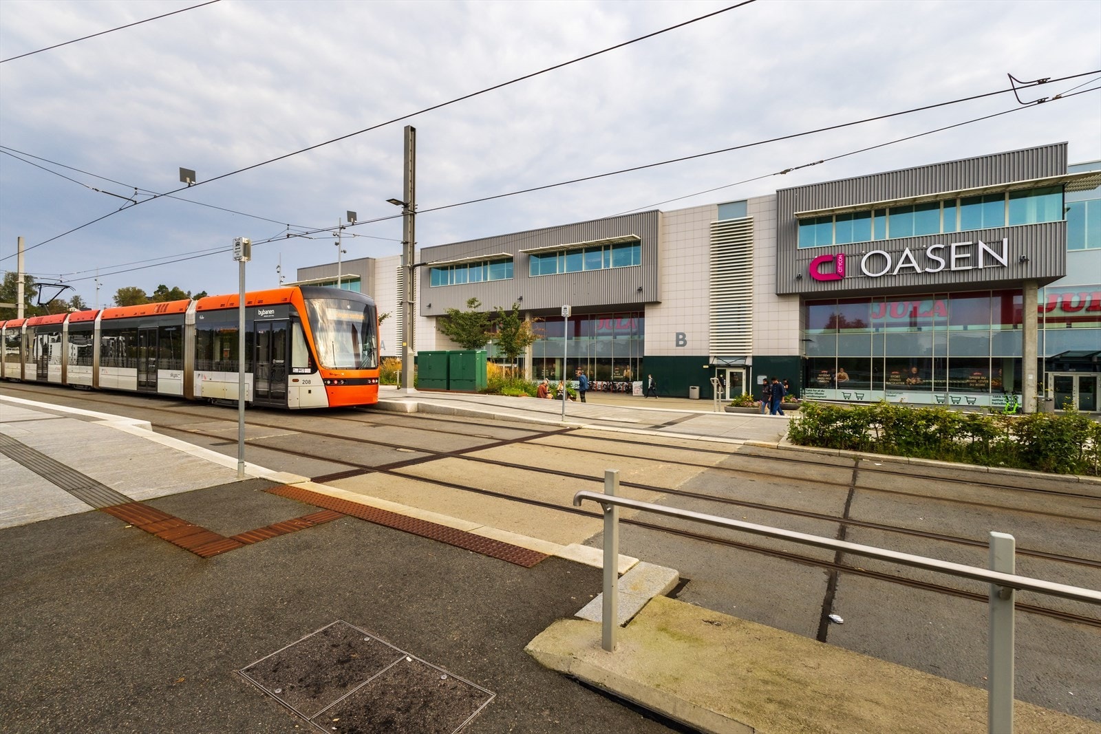 Kort vei til Oasen Senter med de fleste fasiliteter og bybanestopp Galleribilde