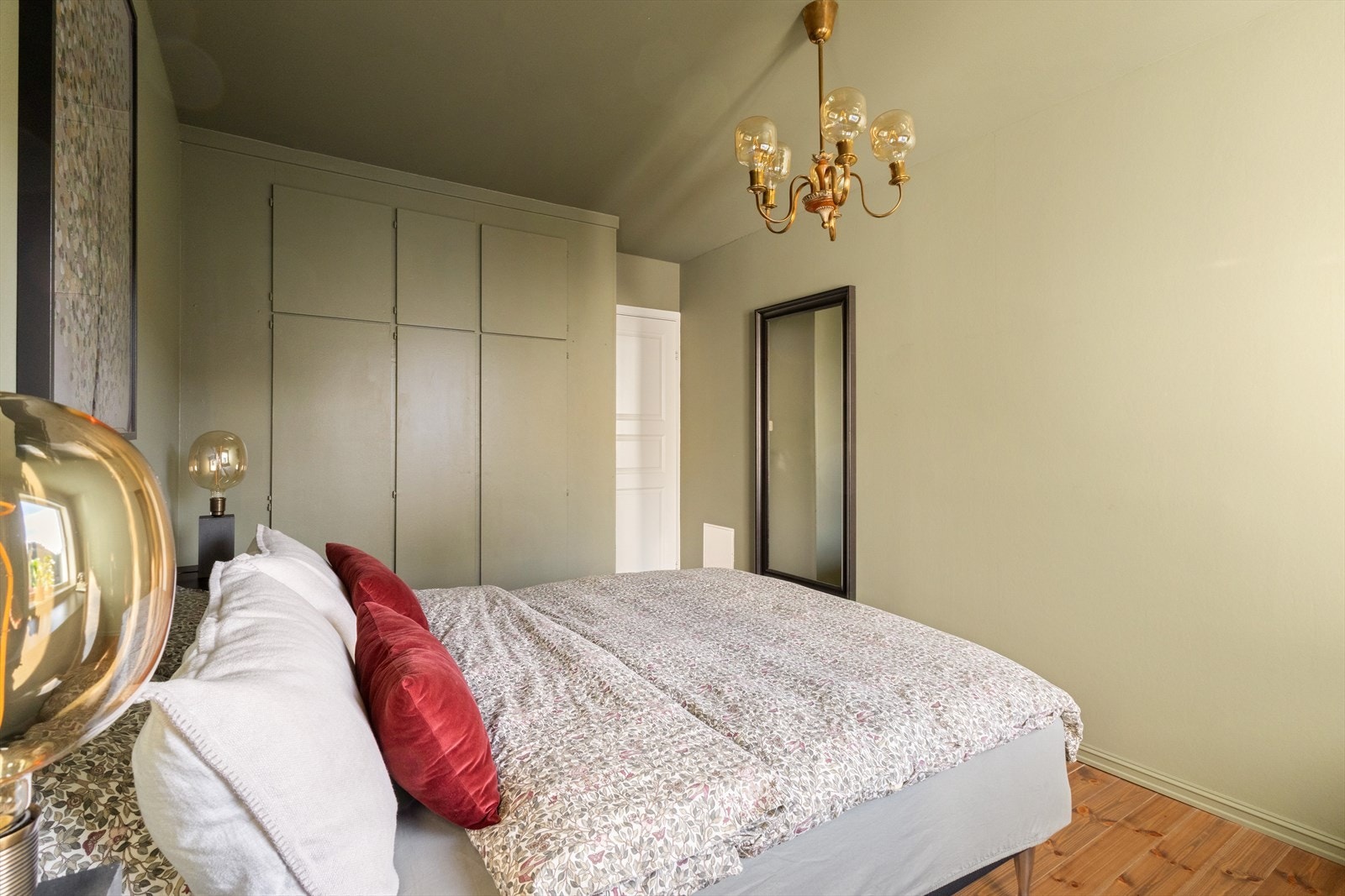 Soverommet er malt i en behagelig fargetone Galleribilde