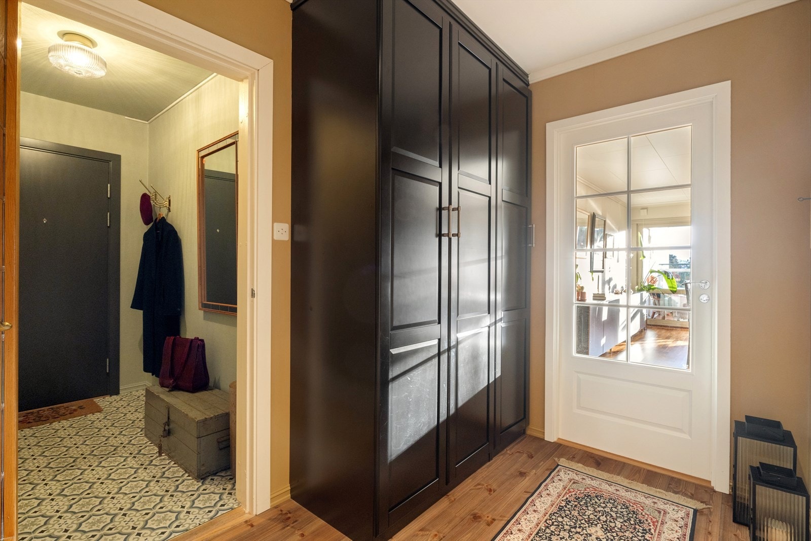 Godt med garderobeplass i gang og entréen Galleribilde