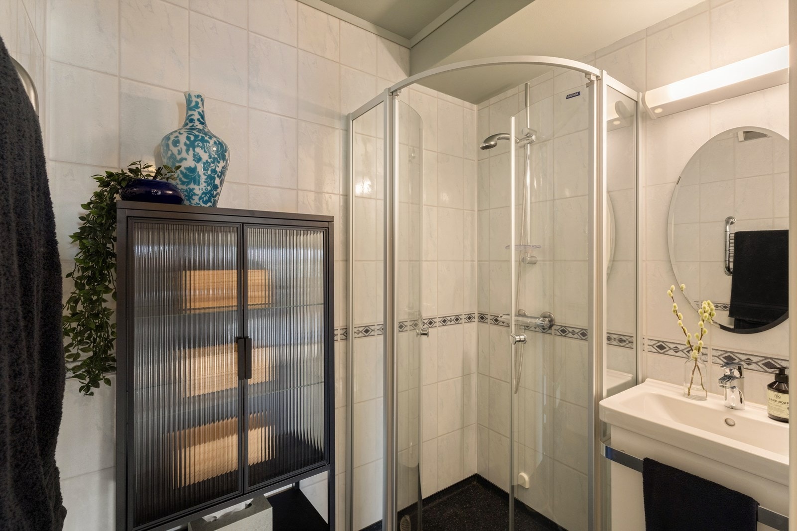 Badet er innredet med servant og dusjhjørne Galleribilde