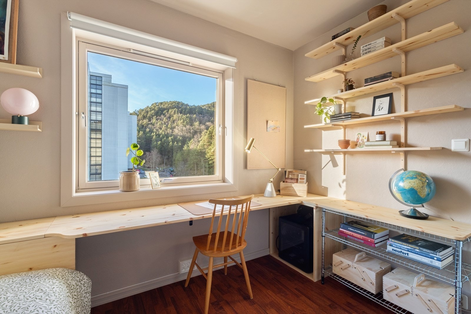 Soverommet måler 7,7 m² og passert fint til barnerom eller kontor Galleribilde