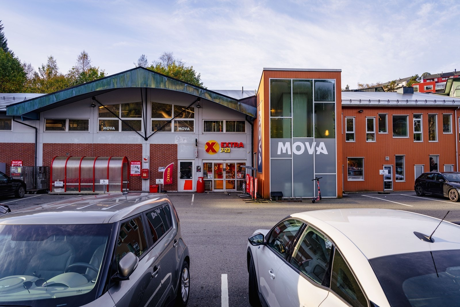 Dagligvare, treningssenter og barnehage like ved borettslaget Galleribilde