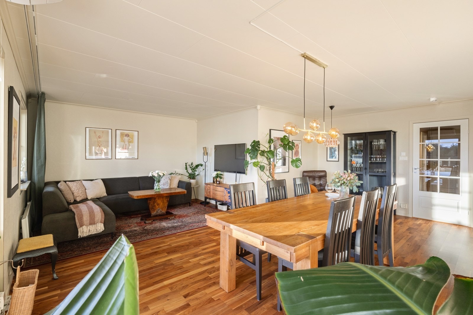 Stuen kan enkelt innredes med sofagruppe og spisebord Galleribilde