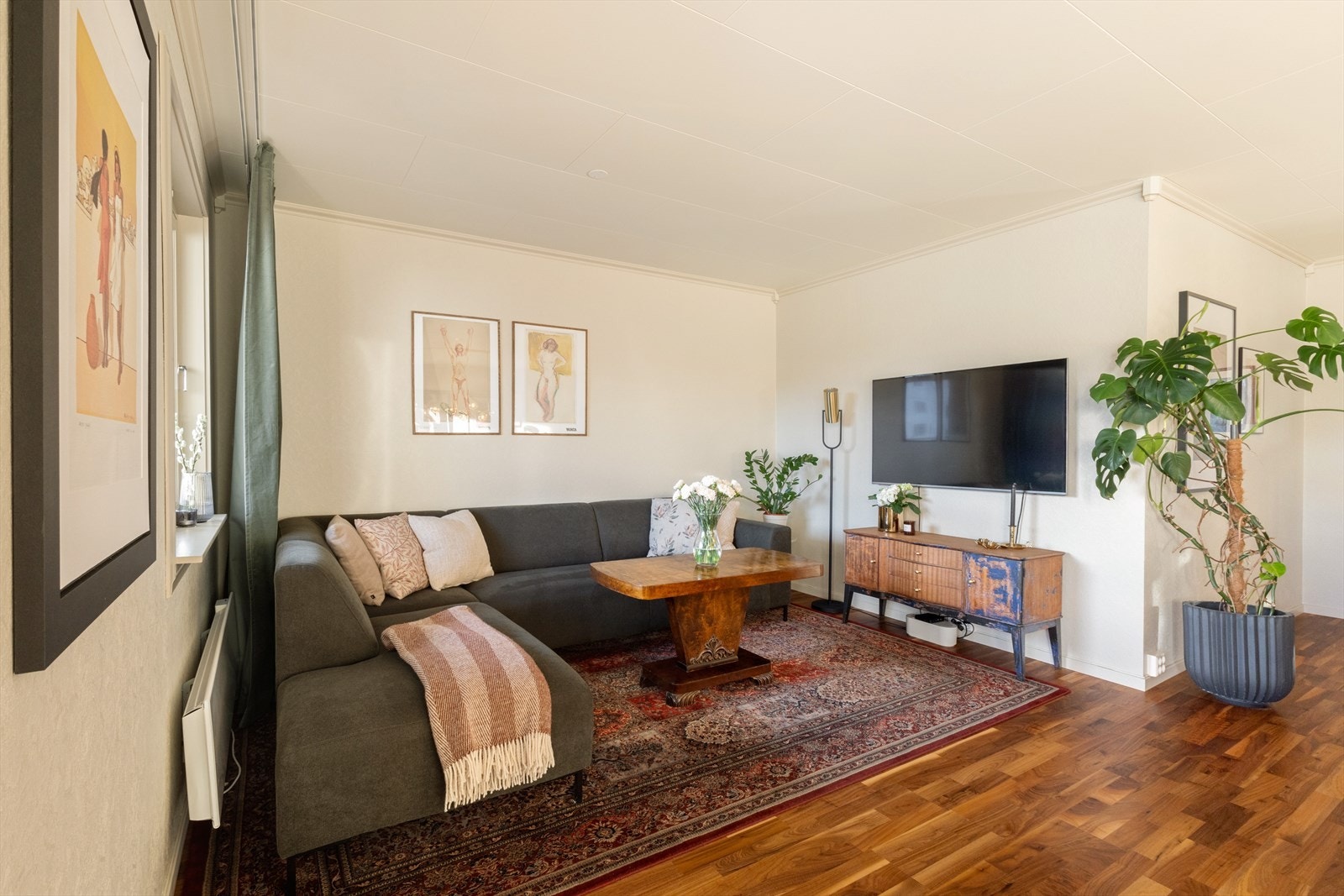 Denne delen av stuen var opprinnelig brukt som soverom. Leiligheten er i ettertid omgjort slik at man får større stue. Galleribilde