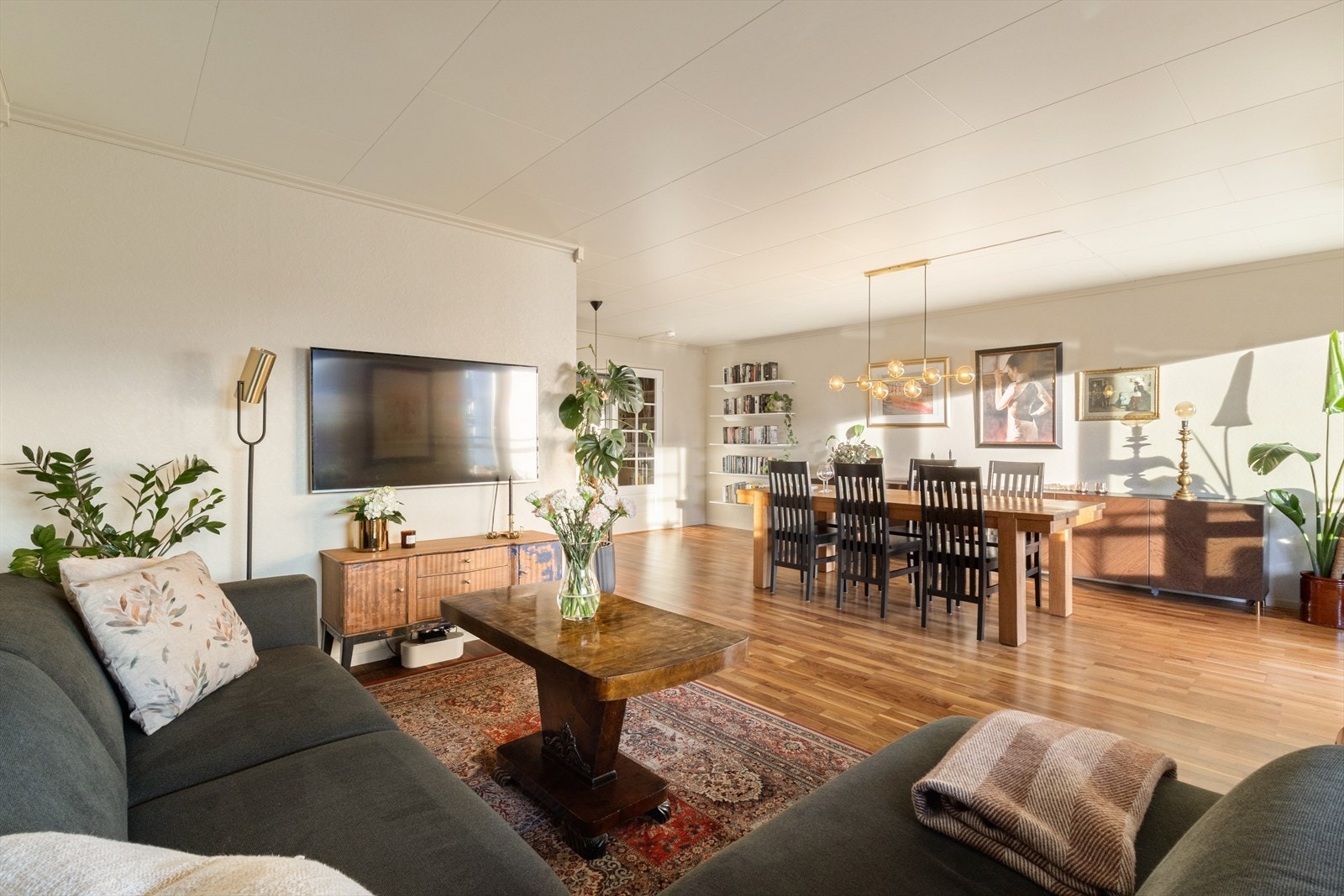 Leiligheten er gjennomgående lys og luftig og fremstår moderne Galleribilde