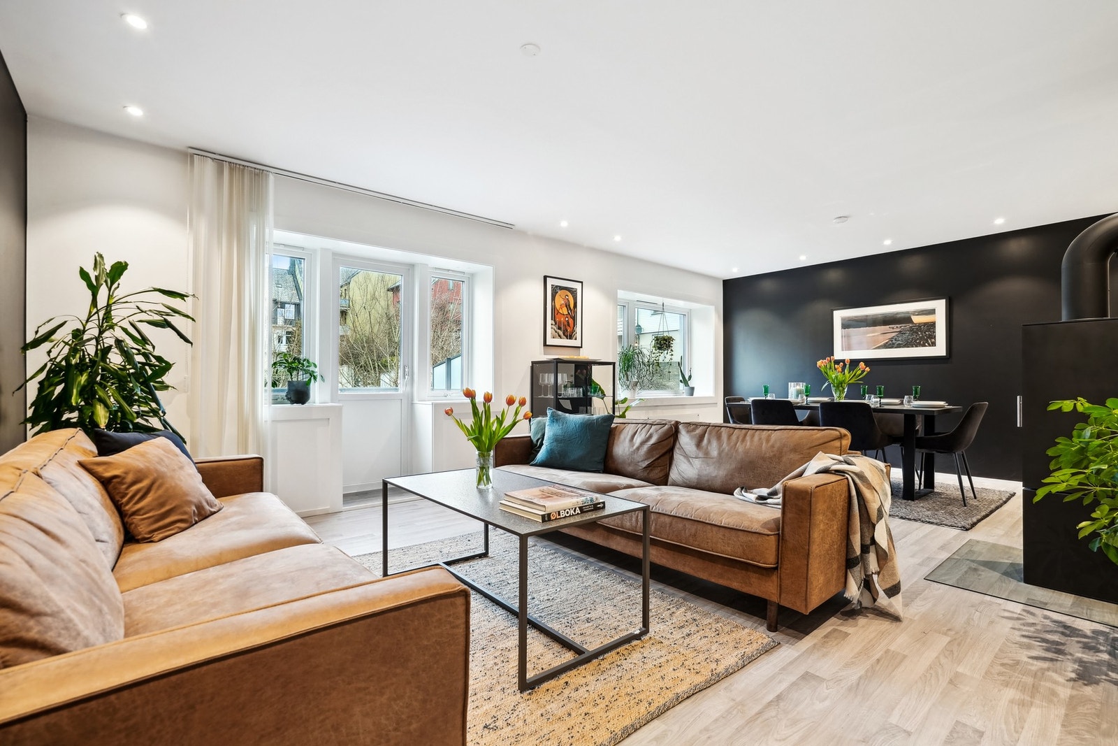 Leiligheten består av entré, gang, bad, kjøkken, stue/spisestue og to soverom. Den har også en vestvendt balkong, to kjellerboder og en loftsbod. Galleribilde