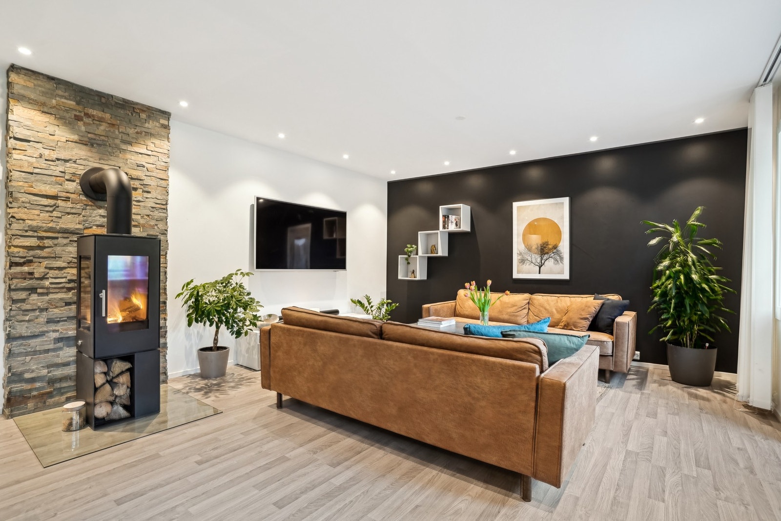 Stuen er meget romslig og har rikelig med plass til både spisebord og sofahjørne. Galleribilde