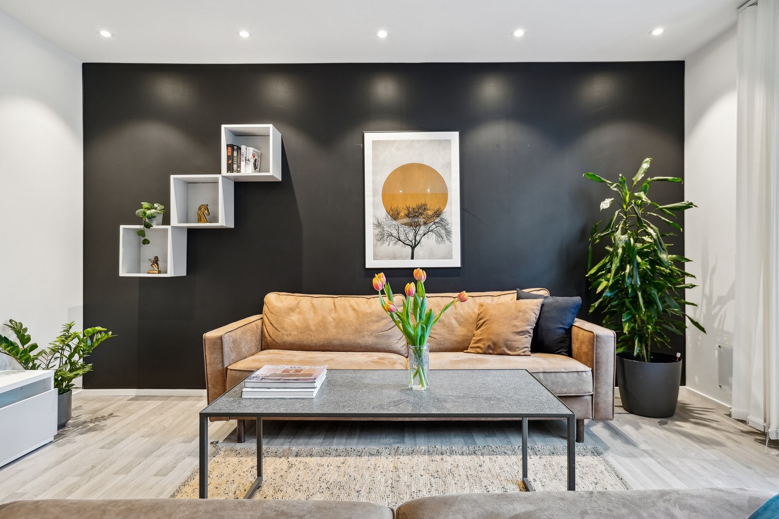 Leiligheten holder høy standard og har en gjennomgående moderne stil. Galleribilde