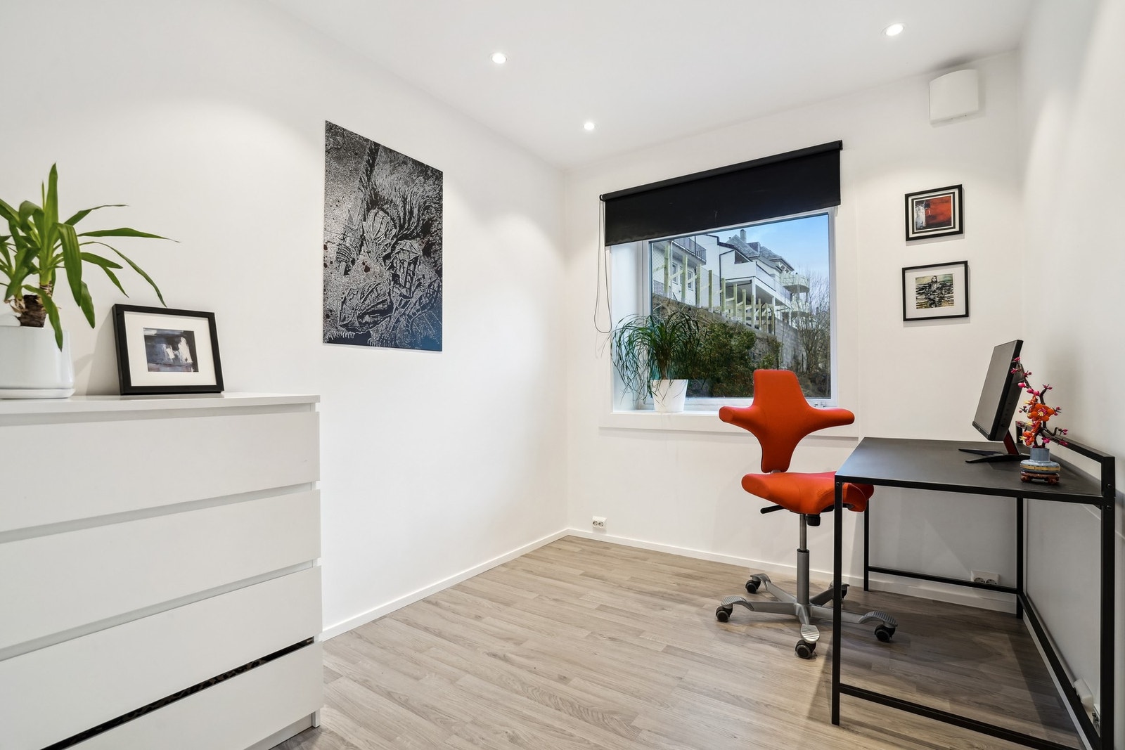 Soverom 2 brukes i dag som kontor av nåværende eier, og er også romslig. Galleribilde
