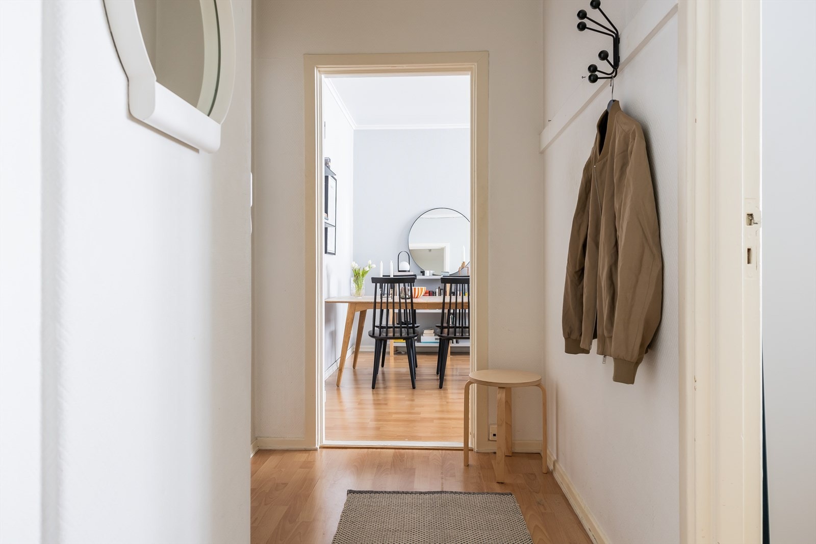 Dette er et funksjonelt og godt utnyttet rom som gir et godt førsteinntrykk av leiligheten. Galleribilde