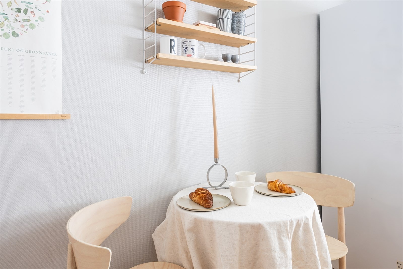 Kjøkkenets størrelse gir plass til spisebord hvor du kan nyte frokosten i fred og ro før dagen setter i gang! Galleribilde