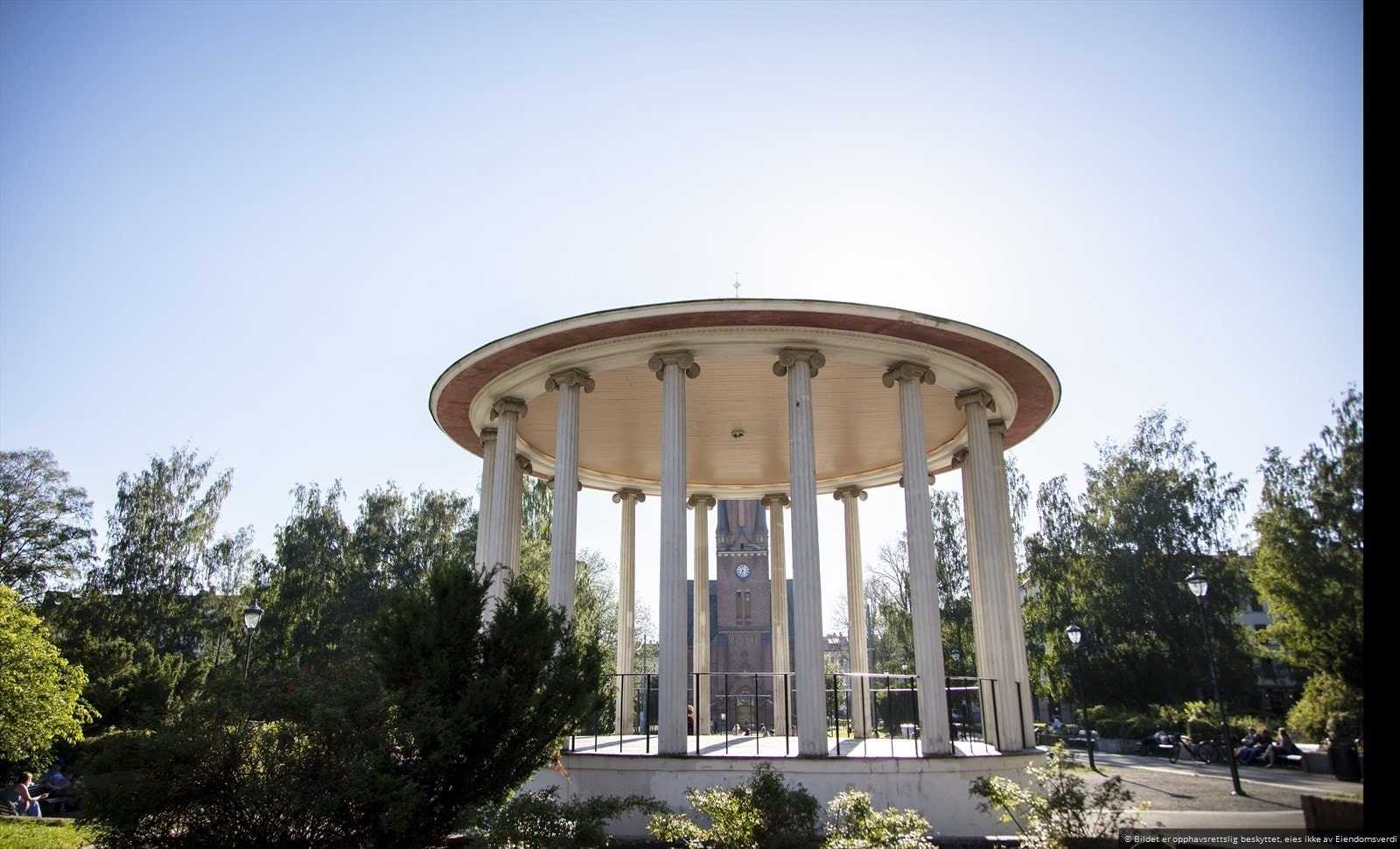 Torshov er kjent for sitt koselige miljø med kafeer, butikker og grønne områder, og du har enkel tilgang til kollektivtransport som tar deg raskt til resten av byen. Galleribilde