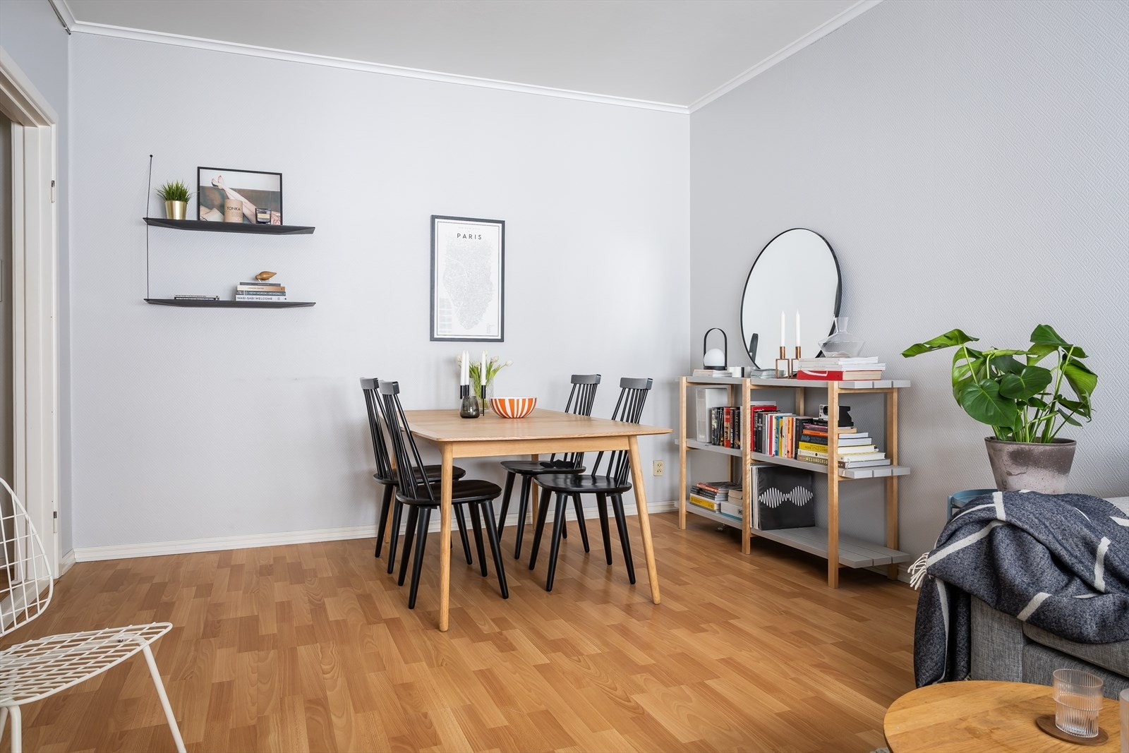 Leiligheten har en praktisk og sosial planløsning med enkle møblerings-muligheter. Galleribilde