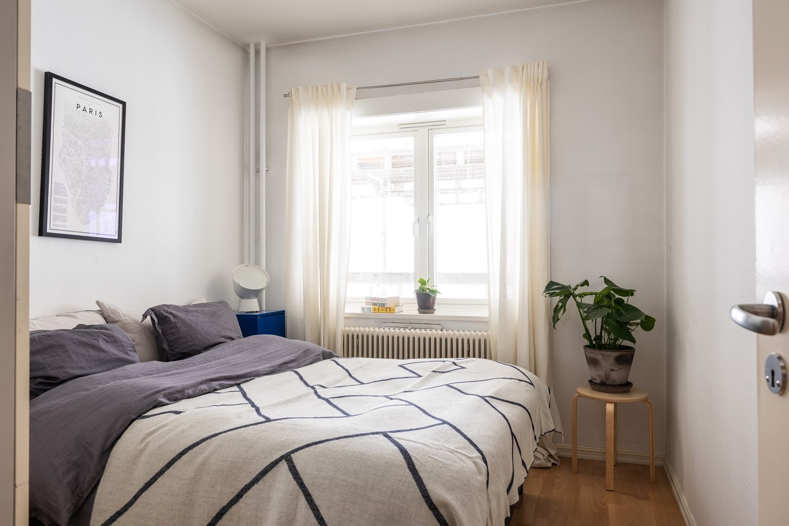 Flott soverom med god plass til dobbeltseng, nattbord og garderobeskap. Galleribilde