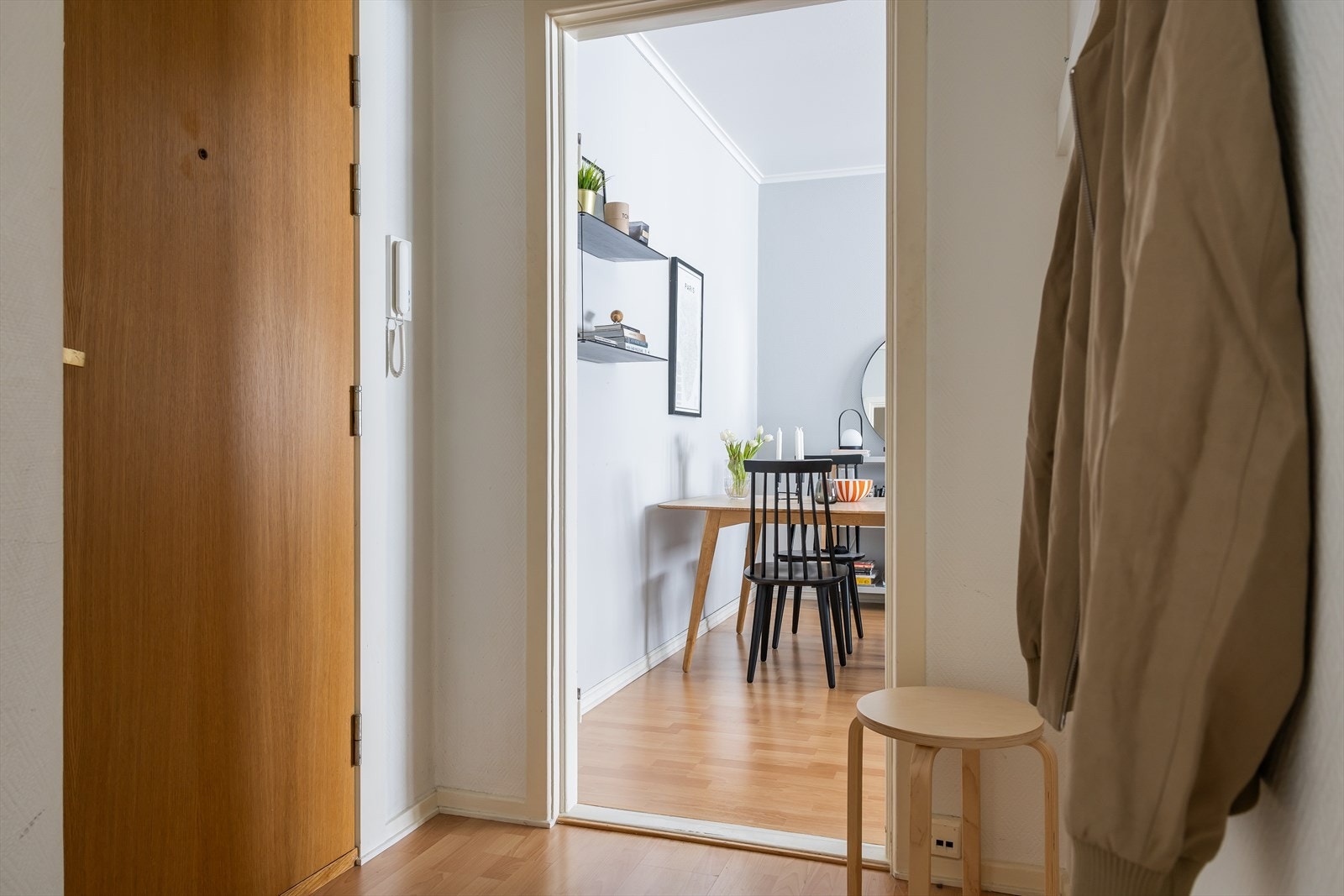 Entréen er lys og praktisk, med god plass til både yttertøy og sko. Den har et innebygget kott som gir ekstra oppbevaringsmuligheter og bidrar til å holde inngangspartiet ryddig og organisert. Galleribilde