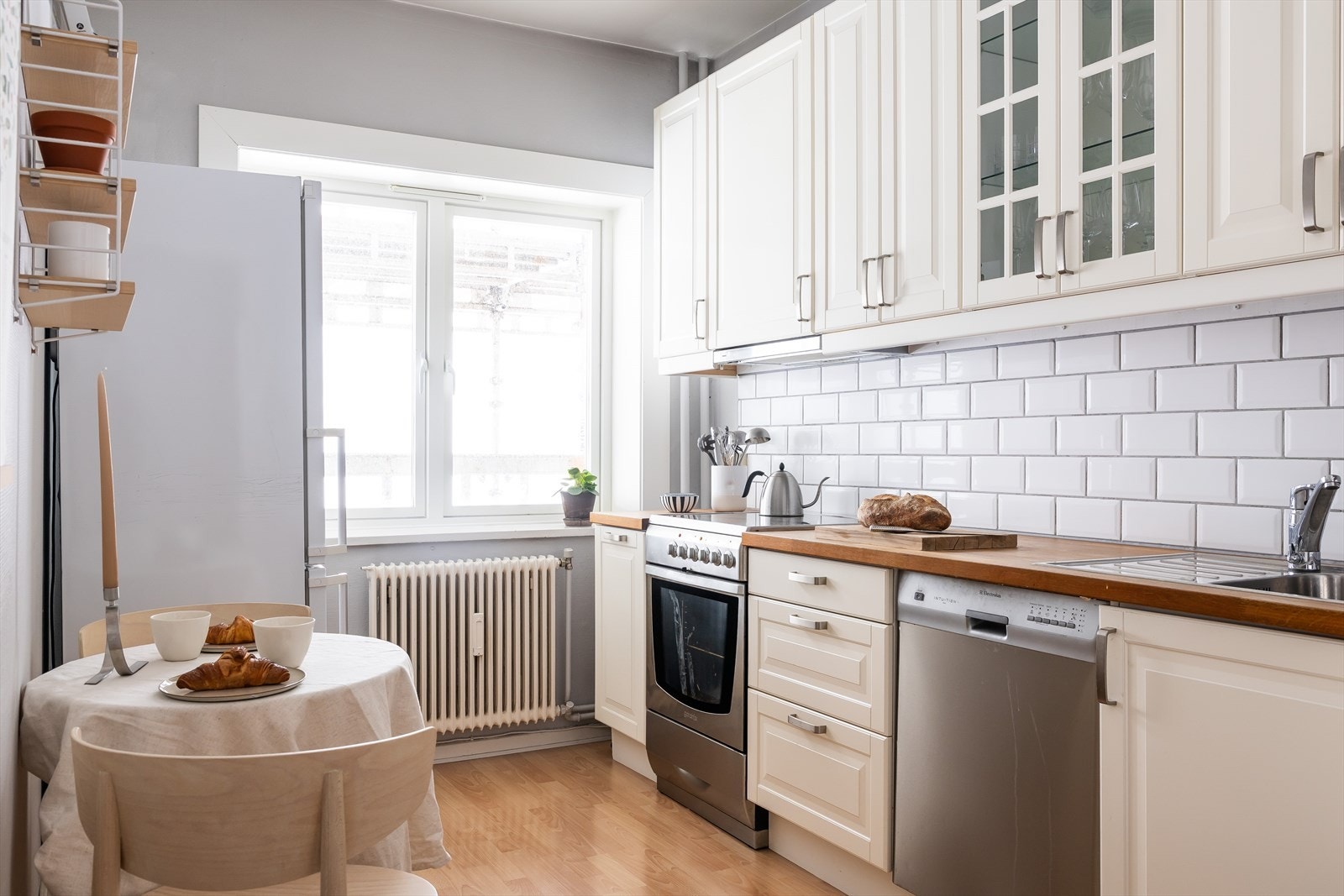 Kjøkkenet har en tidløs IKEA-innredning fra 2011, med en elegant heltre benkeplate i eik. Galleribilde