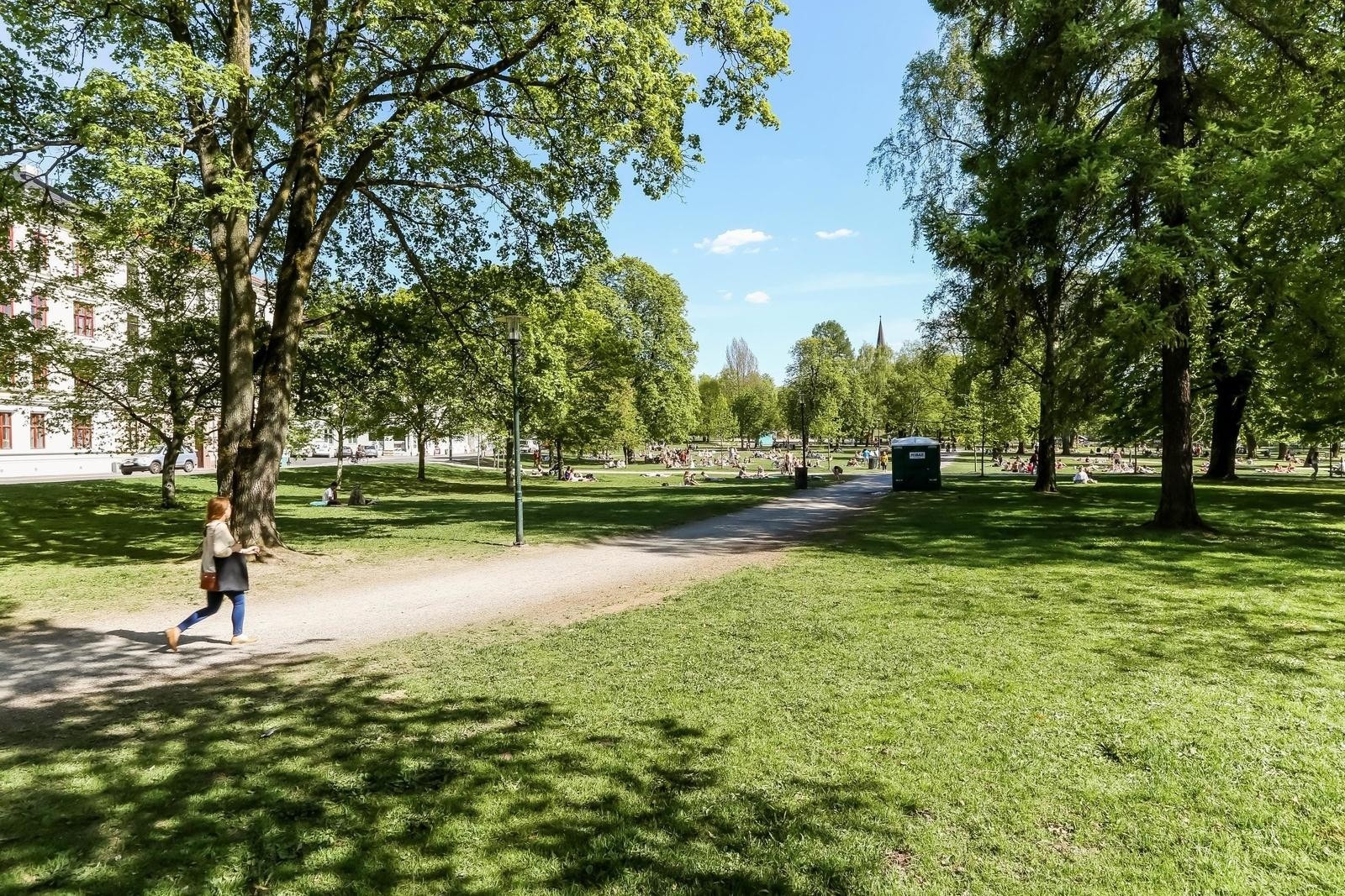 Her bor du med kort gangavstand til et bredt utvalg av fasiliteter, grønne parker og kollektivtransport. Området kombinerer urbane tilbud med naturskjønne omgivelser, og gir deg enkel tilgang til alt du trenger i hverdagen. Galleribilde