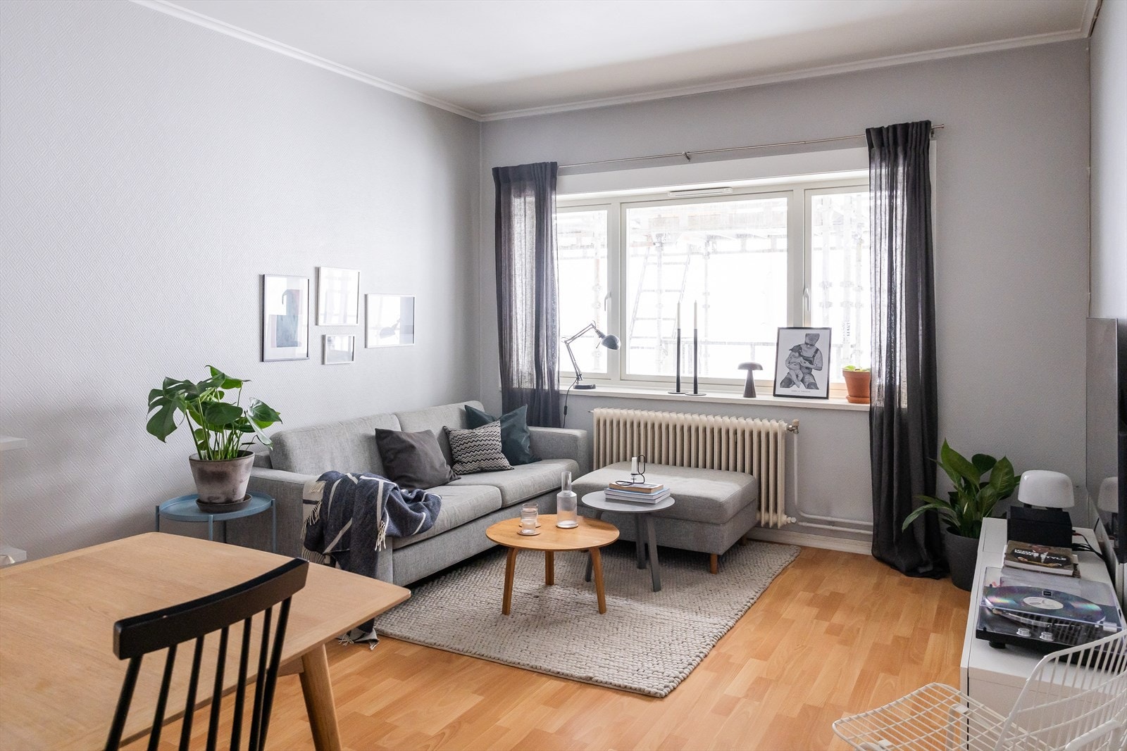 De store vinduene slipper inn rikelig med naturlig lys, og sammen med den ekstra takhøyden skapes en fantastisk romfølelse. Galleribilde