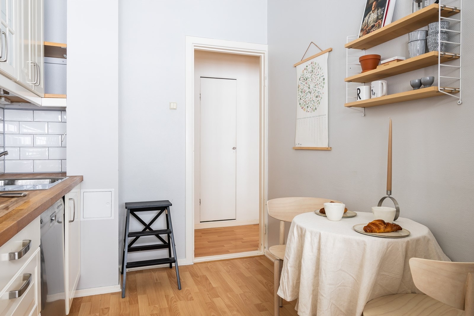 Kjøkkenet er separat, noe som gir en praktisk og avskilt sone for matlaging. Her finner du god plass til både arbeidsflater og oppbevaring, og kjøkkenet har en funksjonell innredning som gjør matlagingen enkel og effektiv. Galleribilde