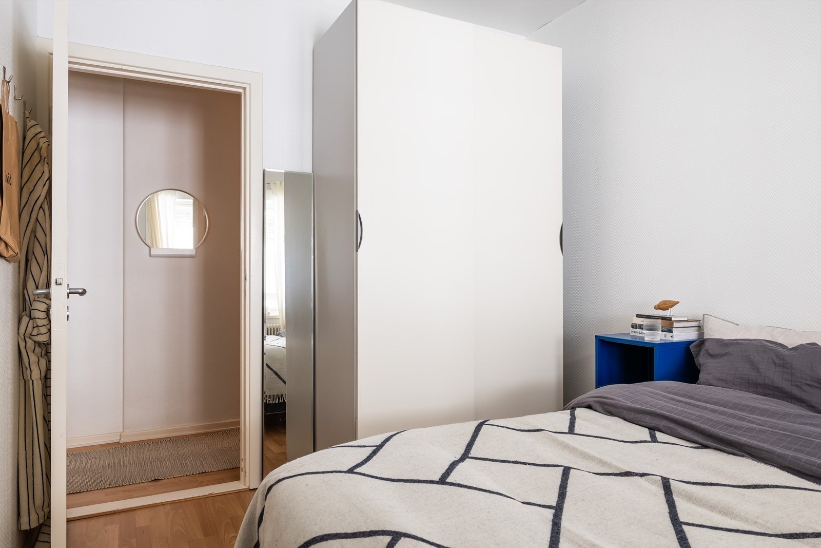 Den praktiske garderobeløsningen gir rikelig med oppbevaringsmuligheter, og skaper et ryddig og funksjonelt rom for hvile og avslapning. Galleribilde