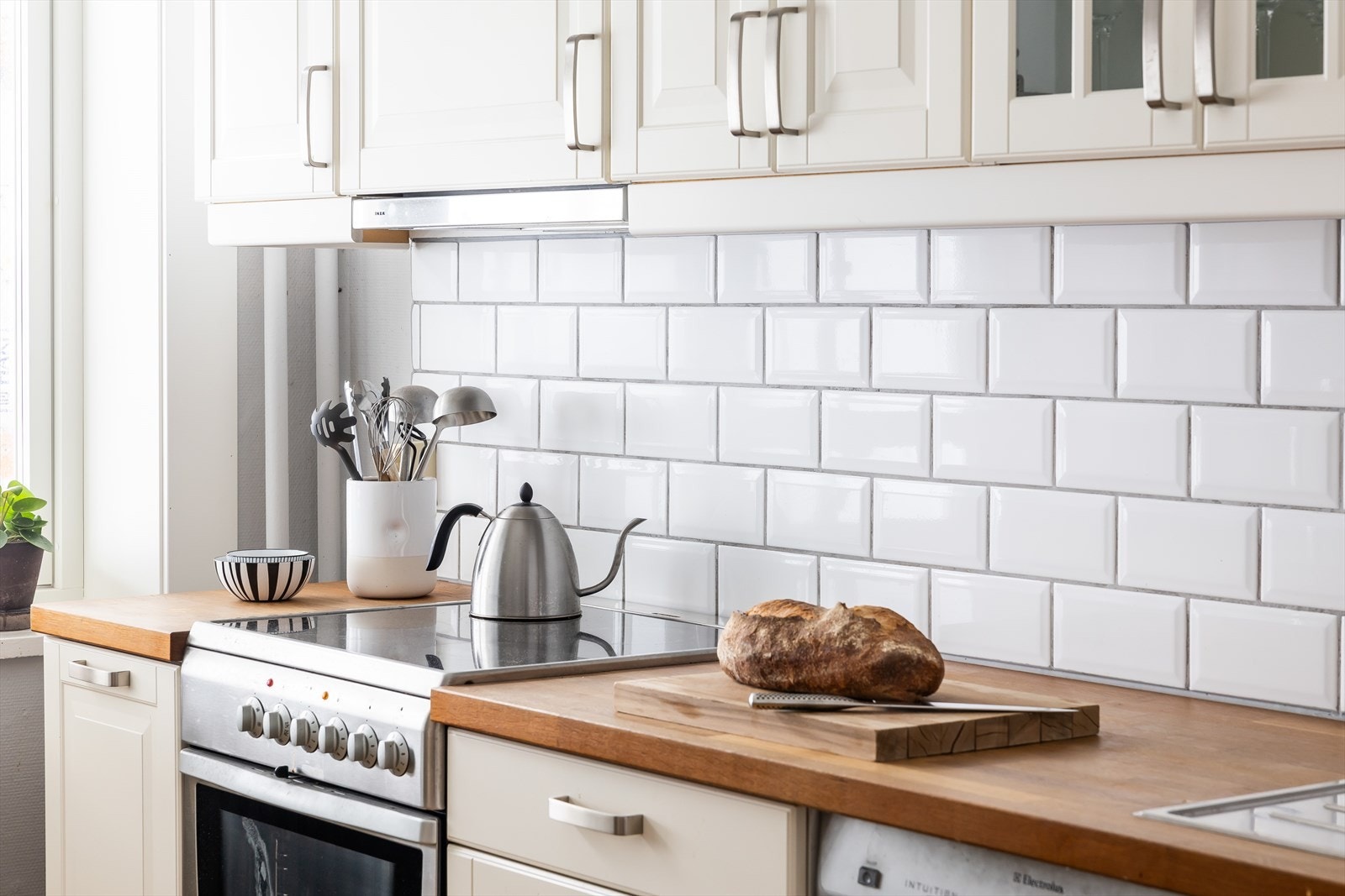 Kjøkkenet har rikelig med oppbevaringsplass i skuffer og ekstra høye overskap. Galleribilde