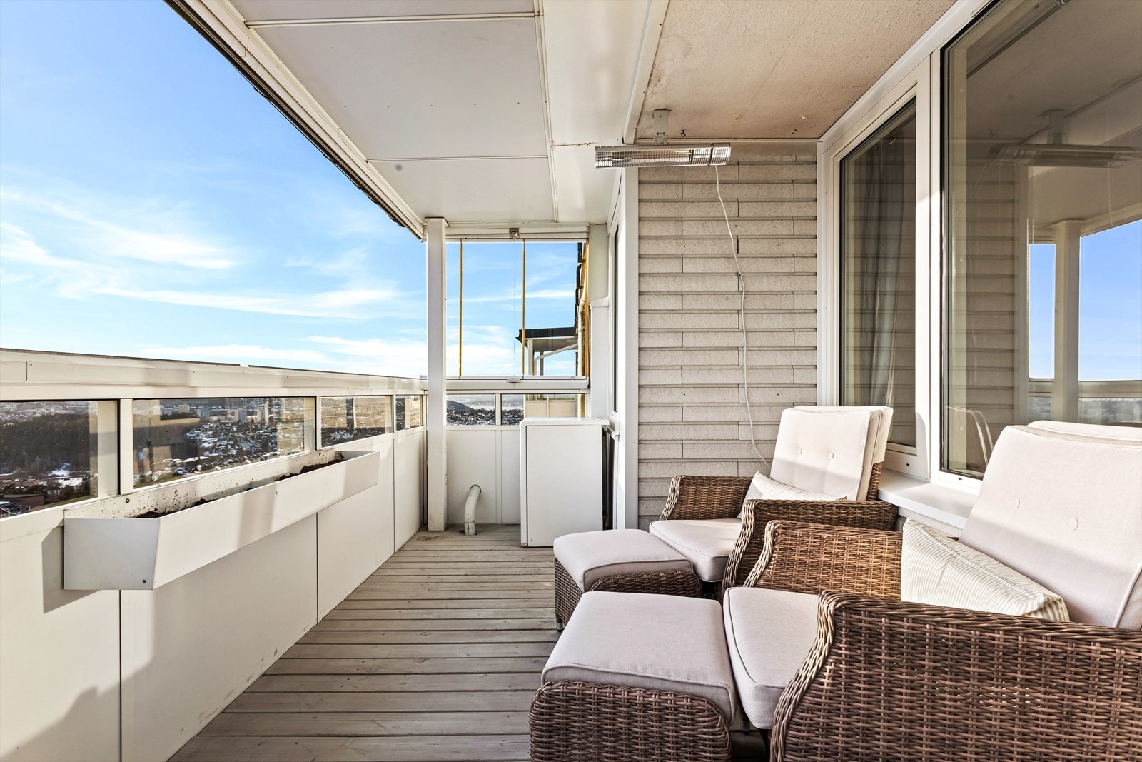 Balkongen vender mot syd og er målt til ca. 12 m². Galleribilde