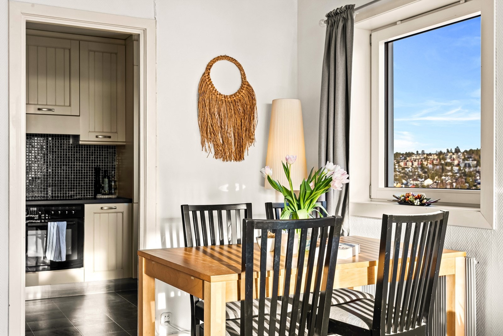 Kjøkkenet ligger adskilt i eget rom. Galleribilde