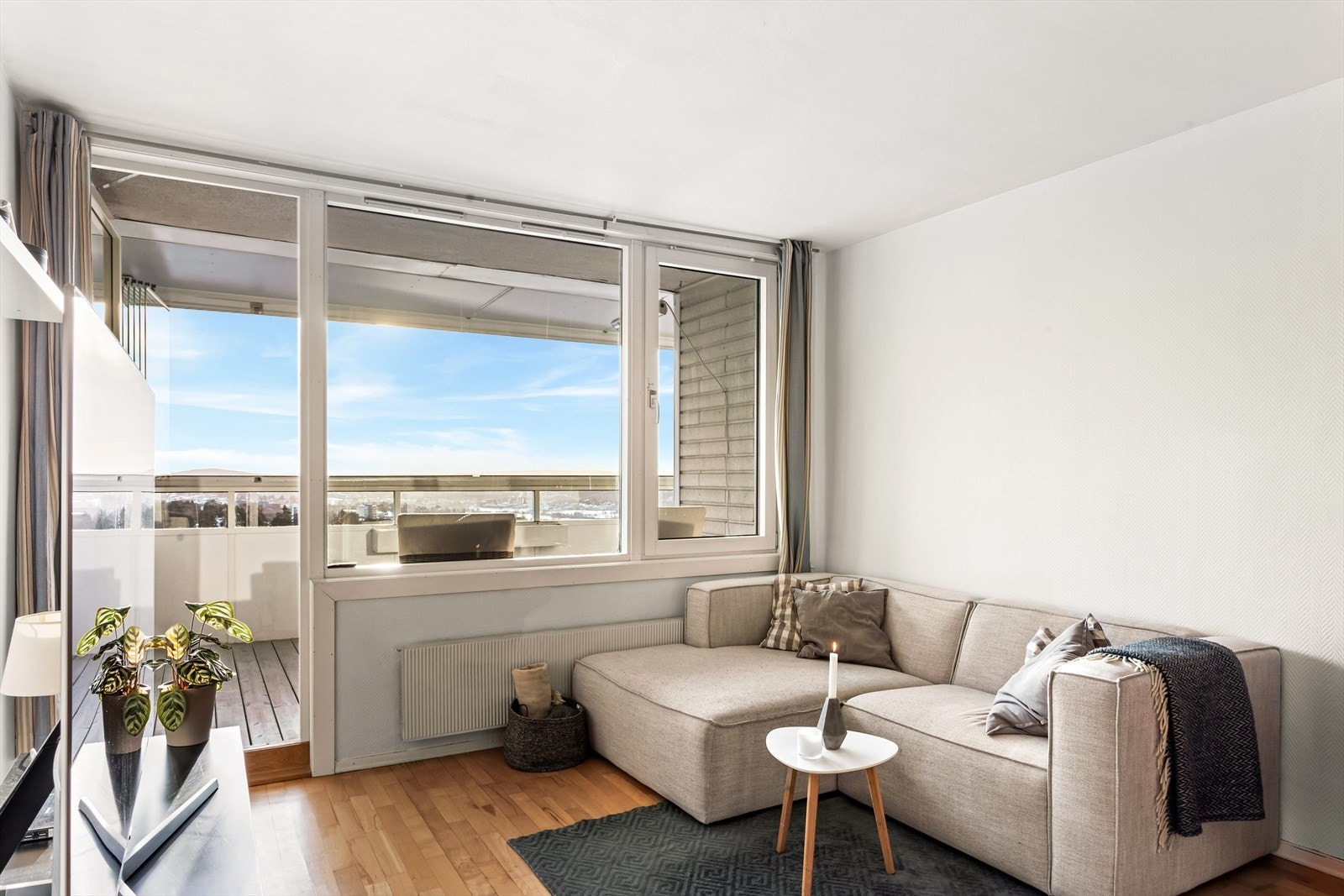 De store vindusflatene fra 2017, sammen med balkongdøren, sørger for rikelig med naturlig lys og en luftig romfølelse. Galleribilde