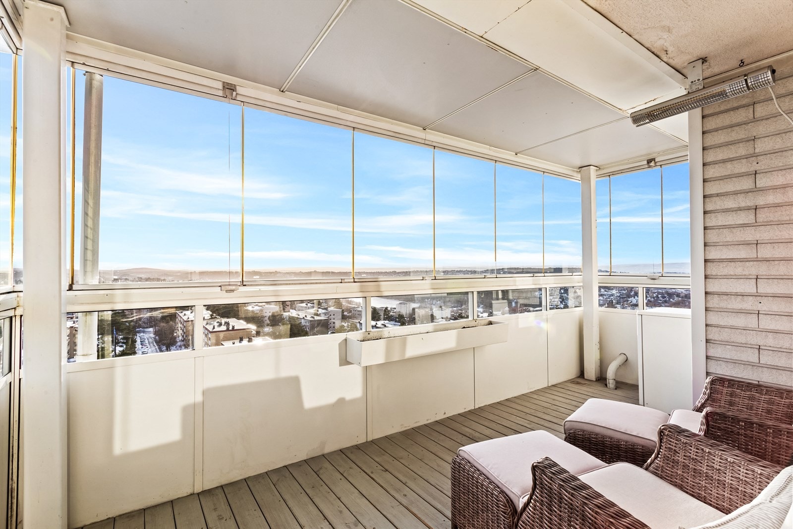 Fra stuen er det utgang til en romslig, innglasset balkong. Galleribilde