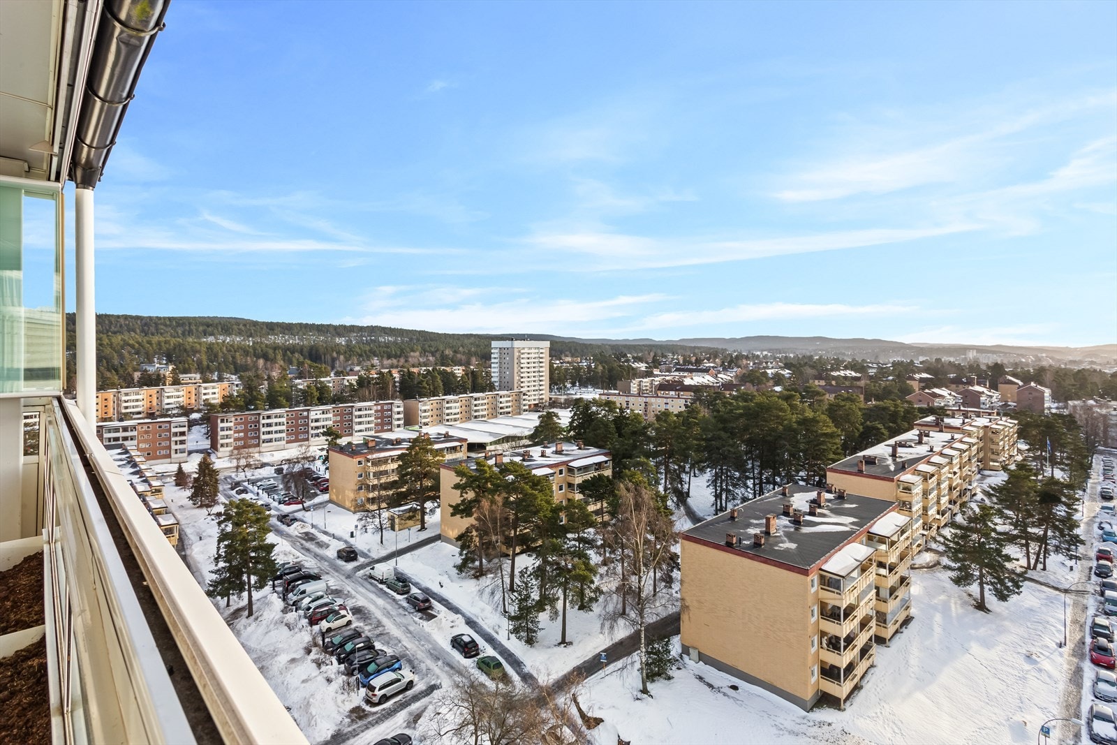 Balkongen blir en naturlig forlengelse av stuen store deler av året. Galleribilde