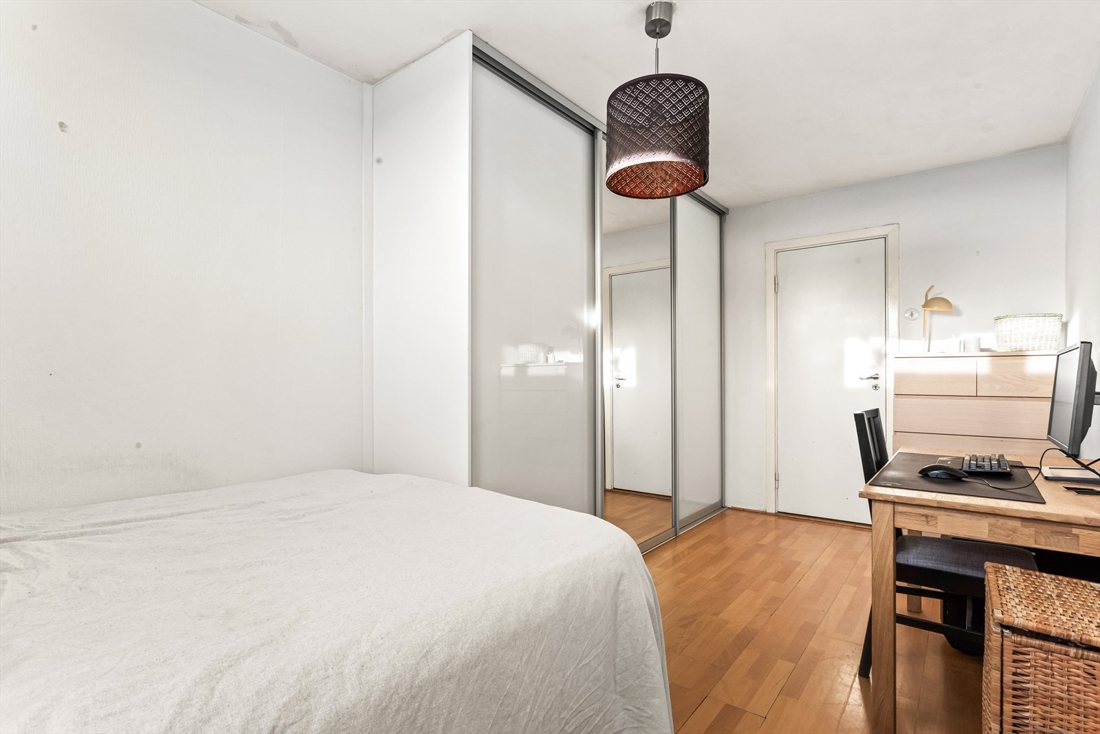 Klær kan pent ryddes vekk i en praktisk skyvedørsgarderobe. Galleribilde