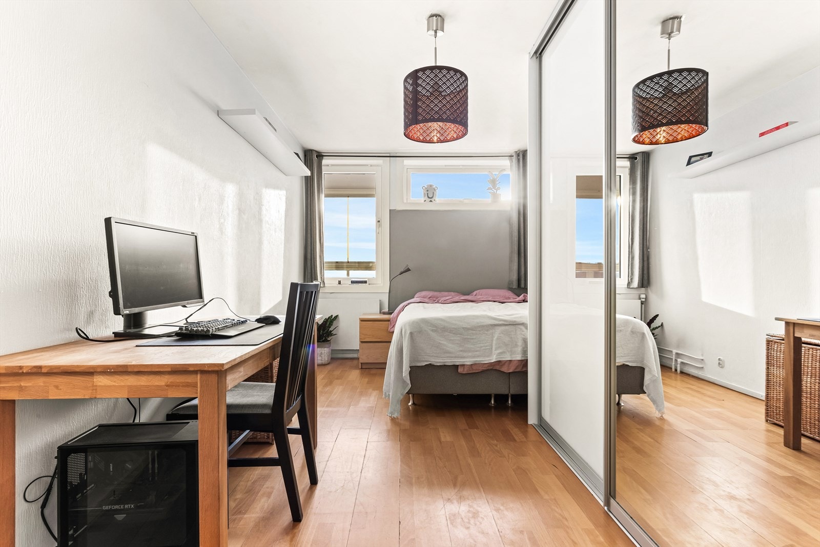 I leiligheten finner du et svært romslig soverom med fine innredningsmuligheter. Galleribilde