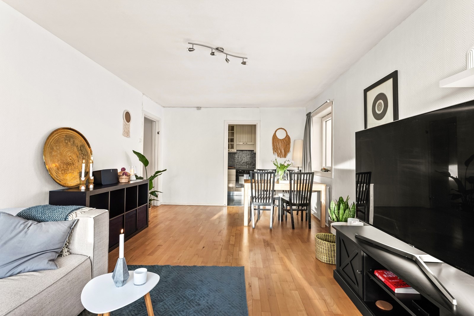 Stuen er av god størrelse med fine møbleringsmuligheter. Galleribilde