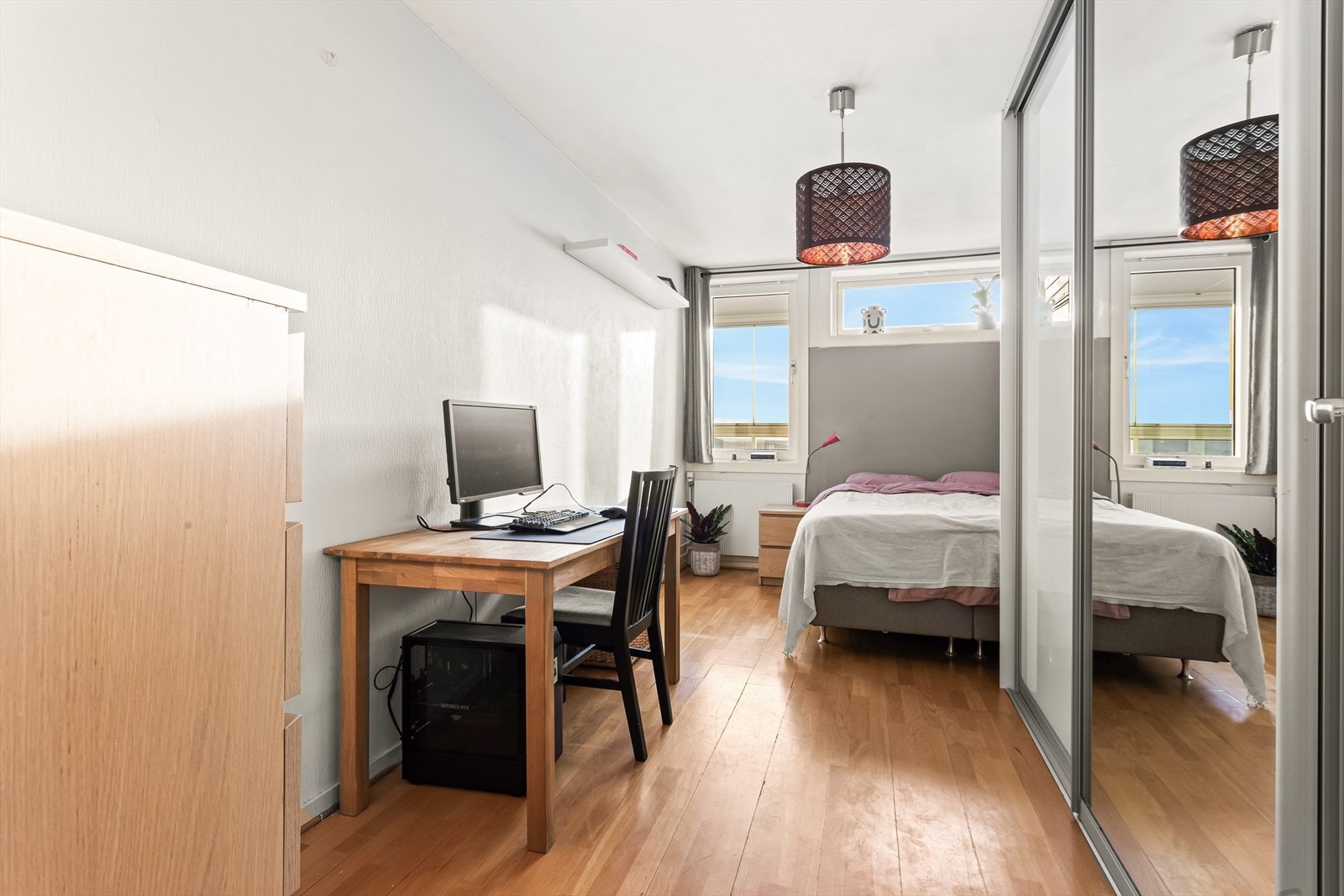 Soverommet har god plass til stor seng, nattbord og annet ønskelig møblement. Galleribilde