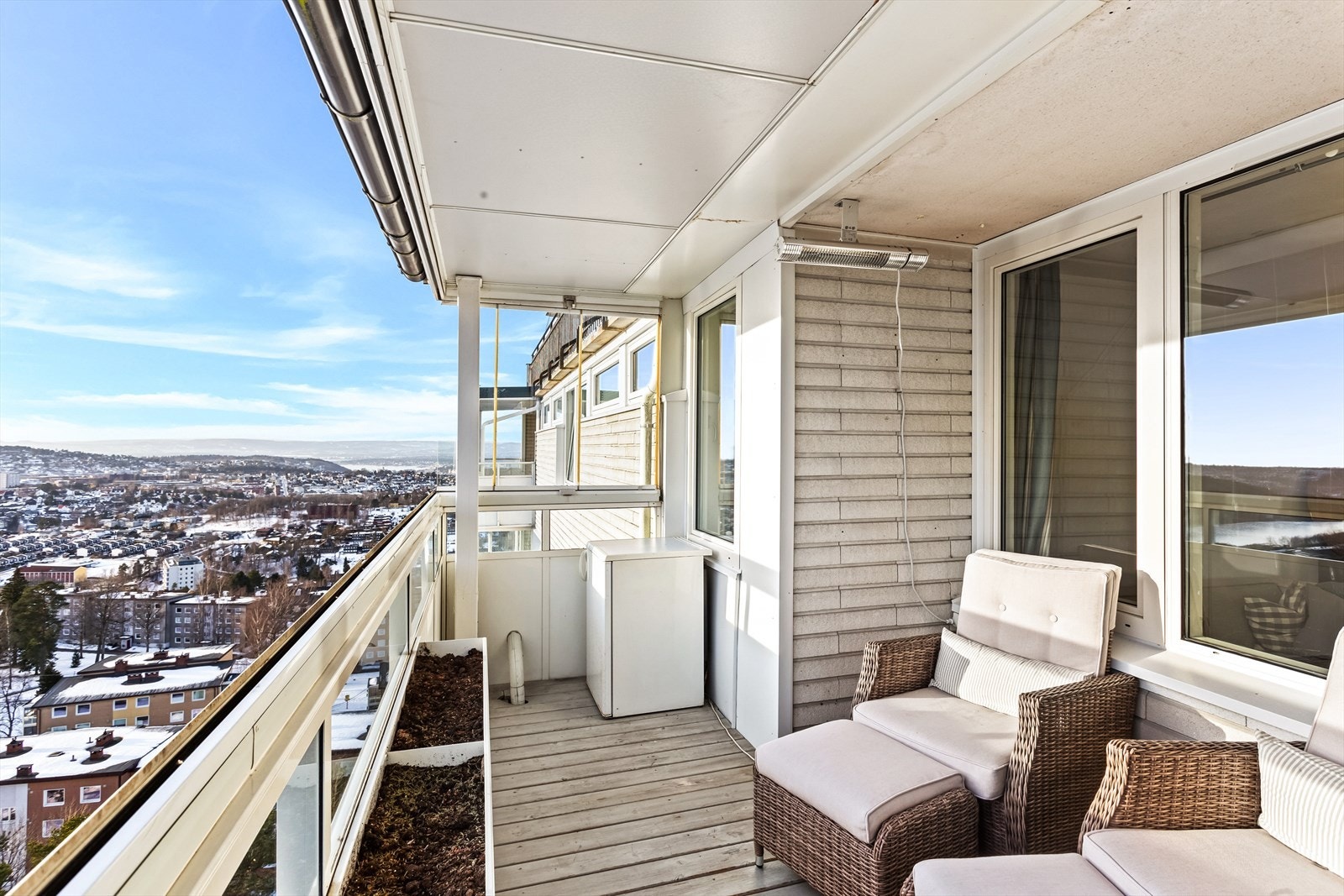 Dette er en flott 2-roms utsiktsleilighet beliggende i et attraktivt og tilbaketrukket boligområde på Oppsal. Galleribilde