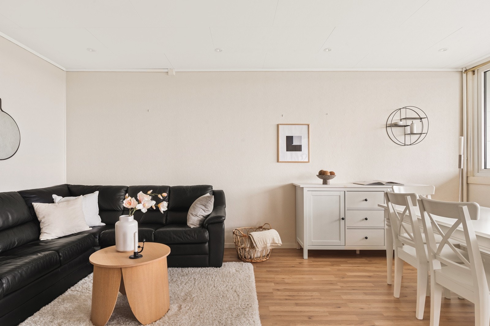 Her er det god plass til å innrede med sofagruppe og spisebord. Galleribilde