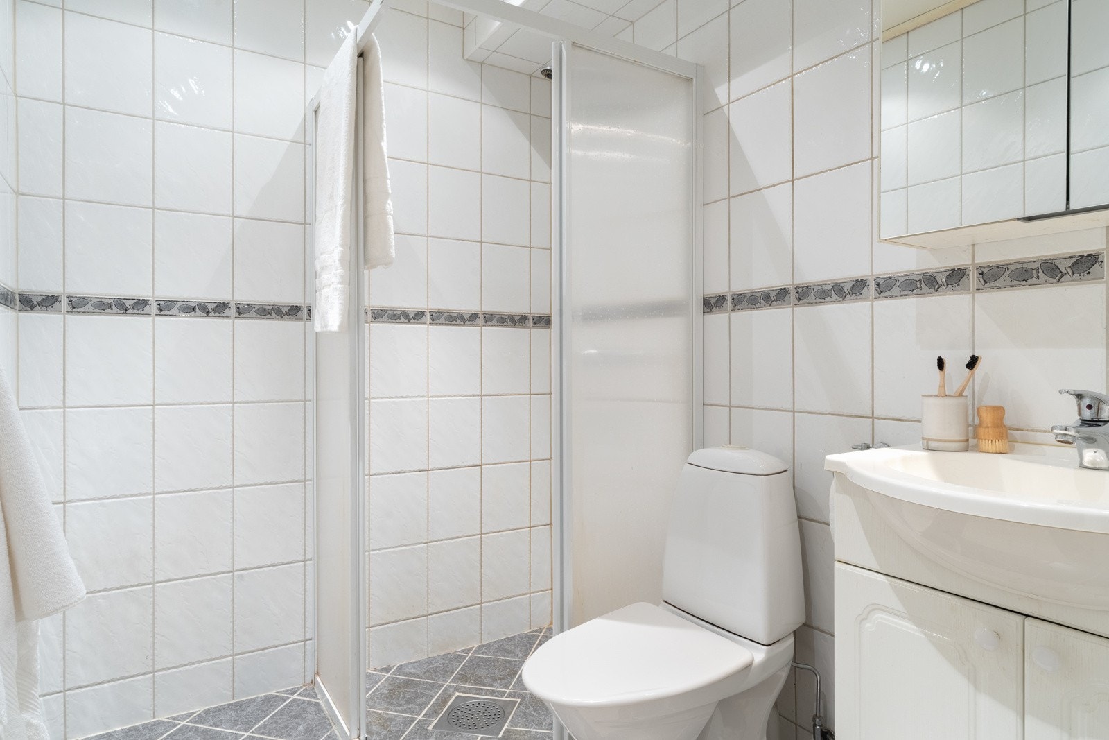 Badet er målt til ca. 3,3 kvm og er helfliset. Galleribilde