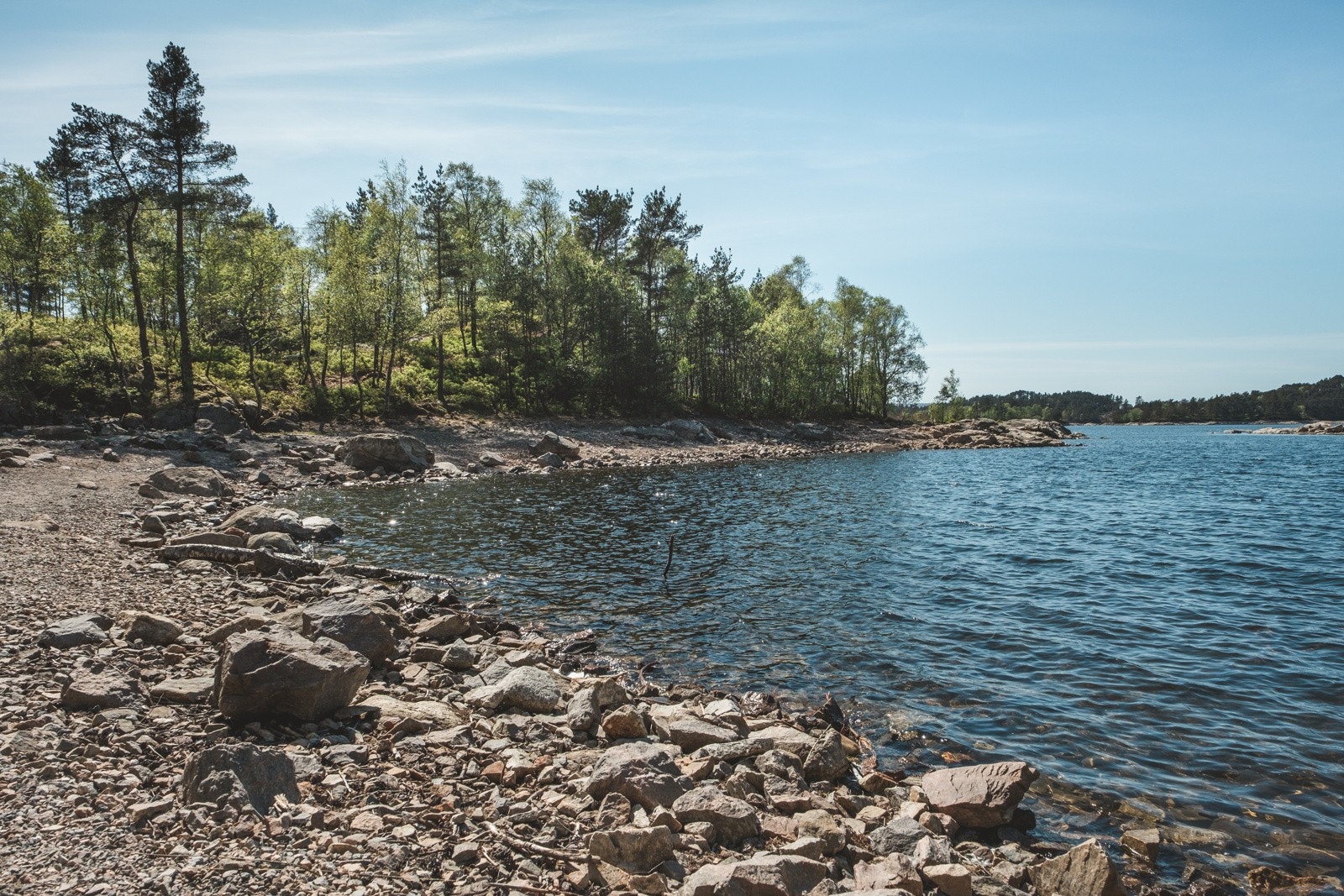 Her er det gode bademuligheter, i tilleggtil Alvøenvannet som er en utmerket plass å være på varme sommerdager. Galleribilde