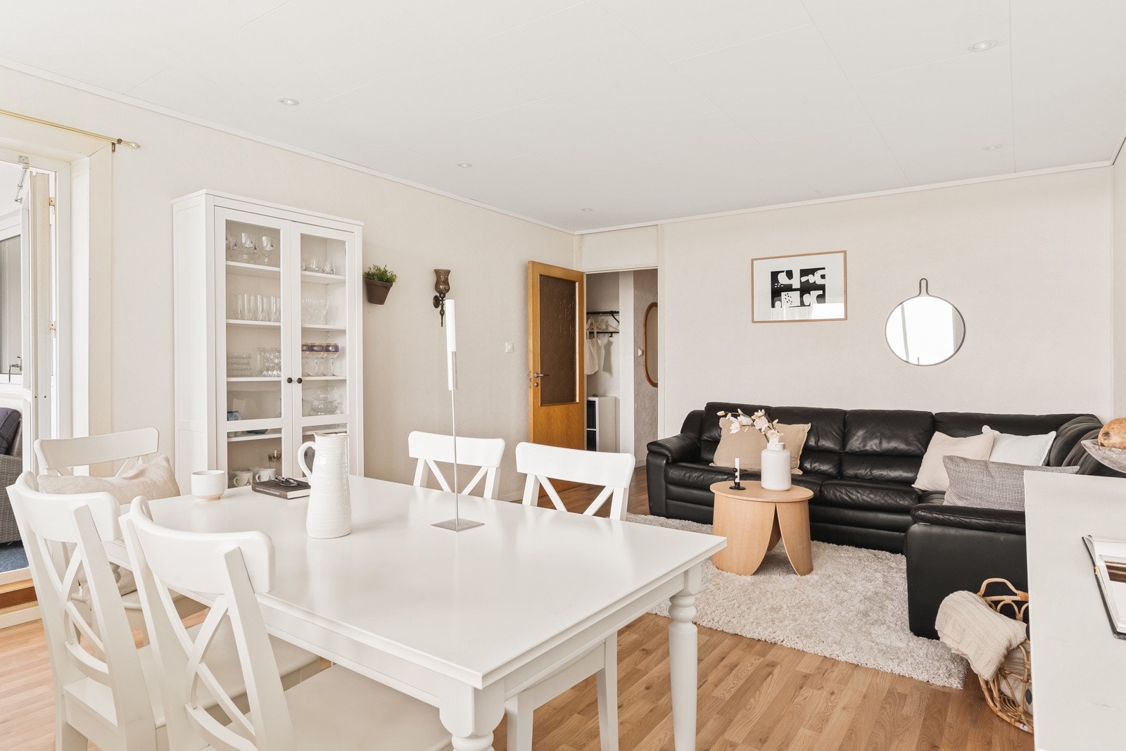 Store vinduer og balkongdøren gir rikelig med dagslys inn til stueområdet. Galleribilde
