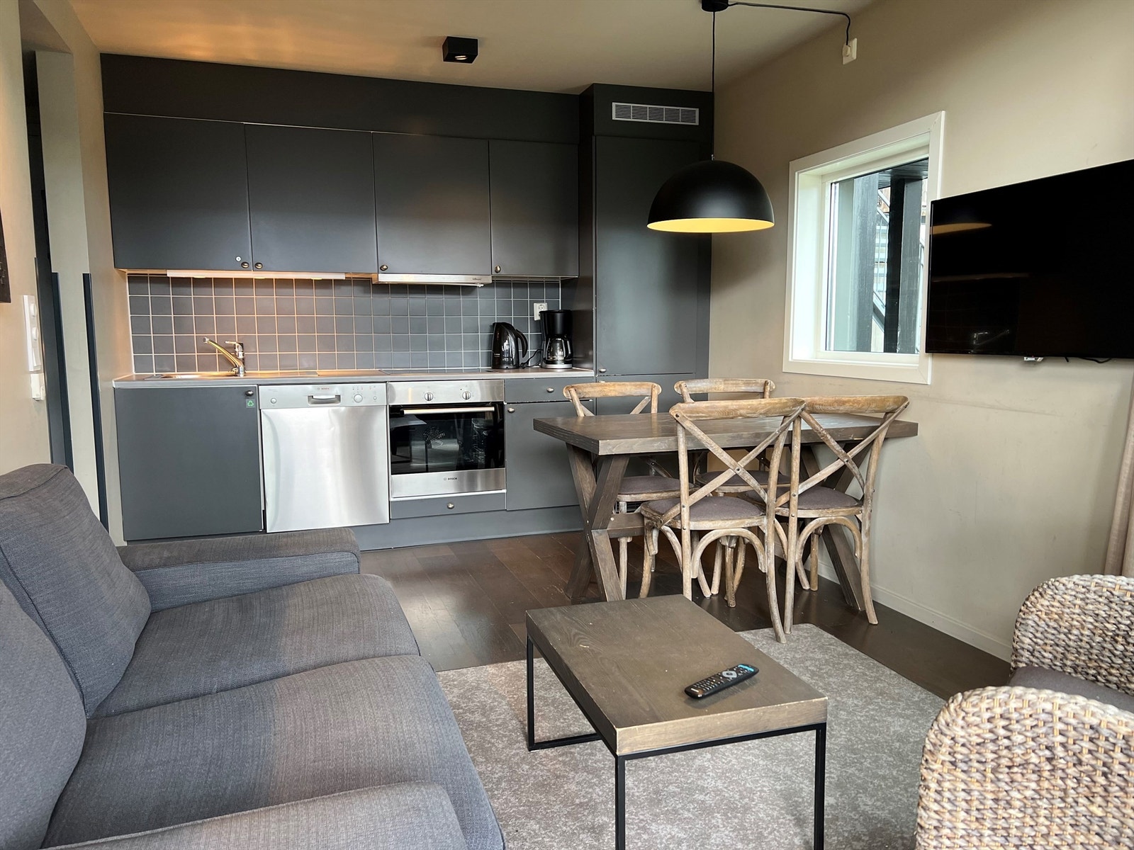 Stue med åpen kjøkkenløsning. Fin spiseplass foran vindu. Galleribilde