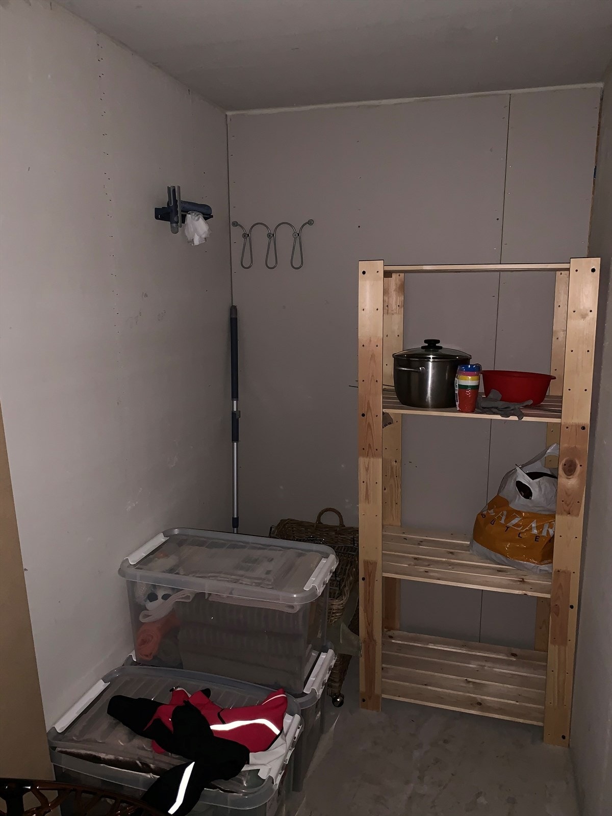 Ekstra stor bod på ca 5 kvm. Boden er tørr og fin, og befinner seg meget praktisk til i samme hus, i samme etasje og samme korridor som leiligheten. Galleribilde