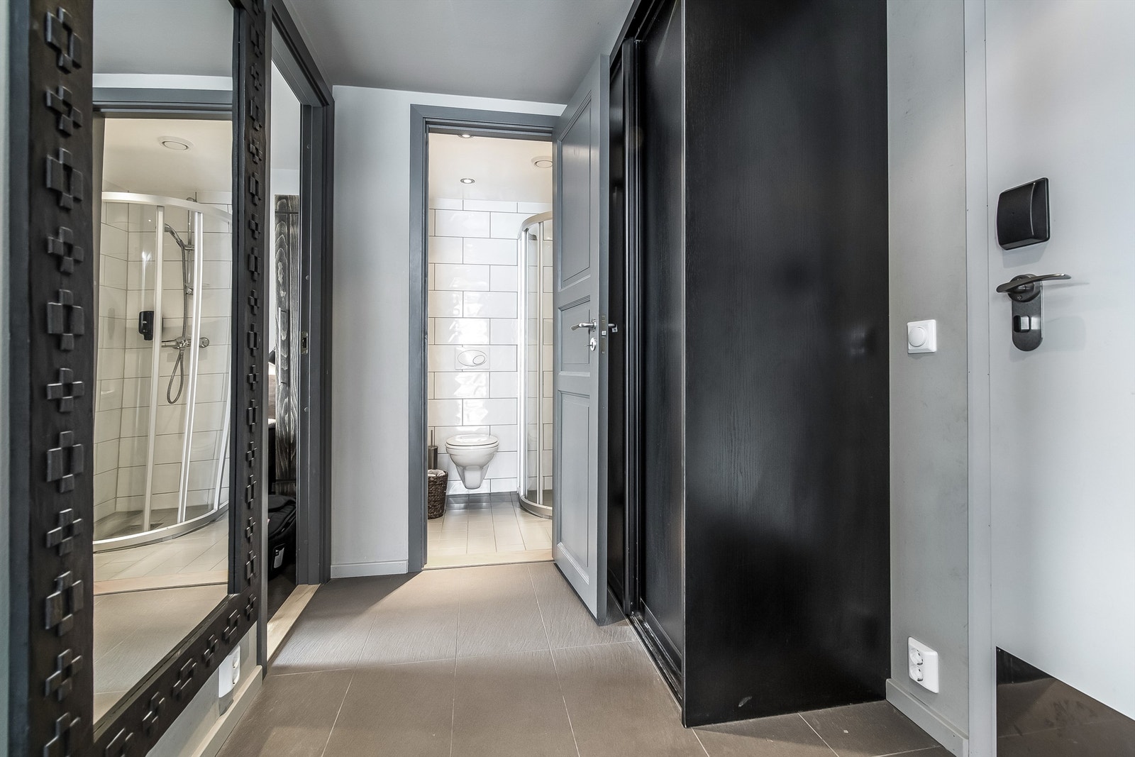 Entré med adkomst til alle rom i leiligheten. Skyvedørsgarde med plass til sko og ytterklær. Galleribilde