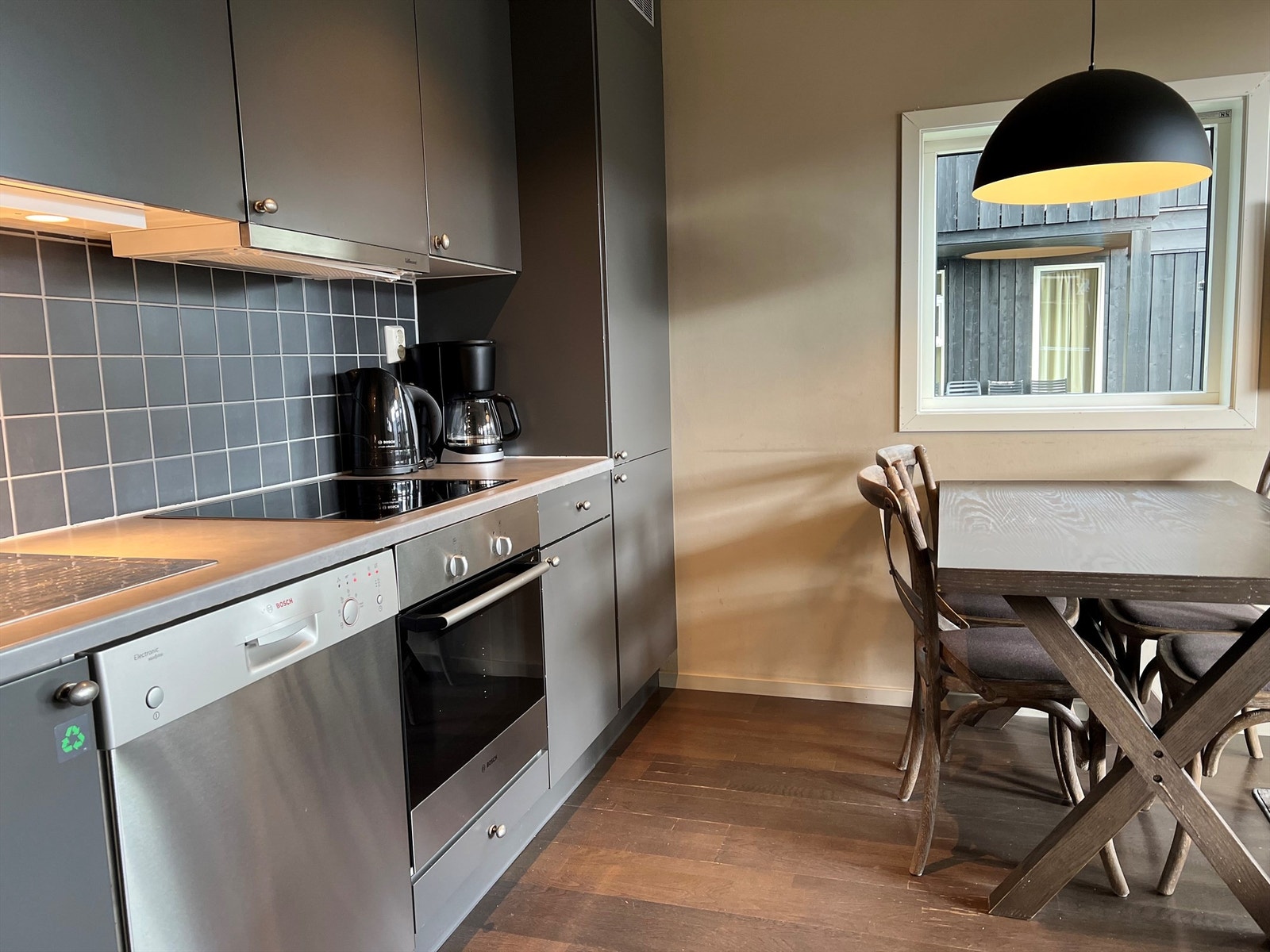 Leiligheten er fullrigget for et behagelig ferieliv; møbler, hvitevarer, utstyr, kopper og kar. Ett av kjøkkenskapene er låsbart for privat lagring for eier. Galleribilde