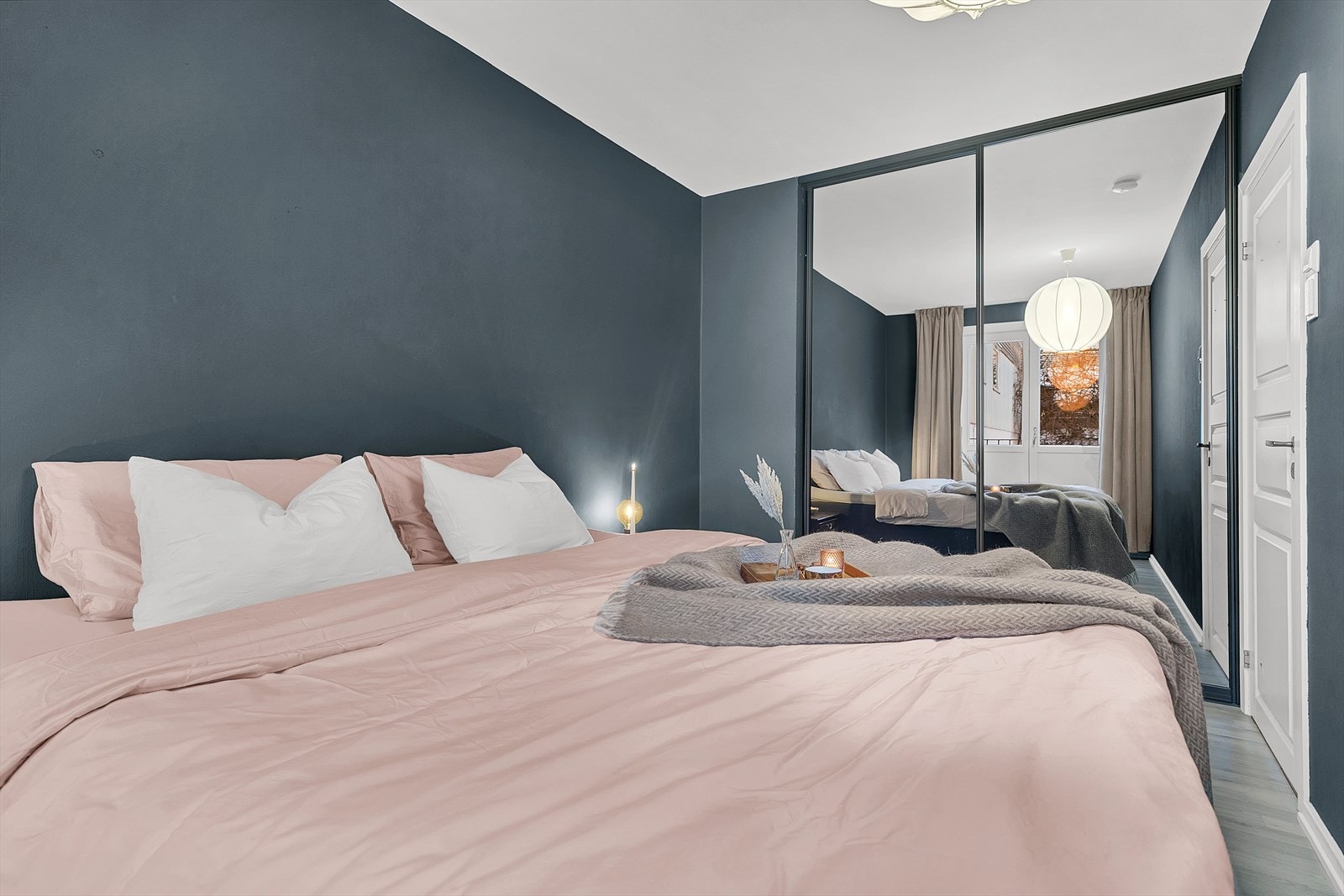 Soverom med skyvedørsgarderobe Galleribilde