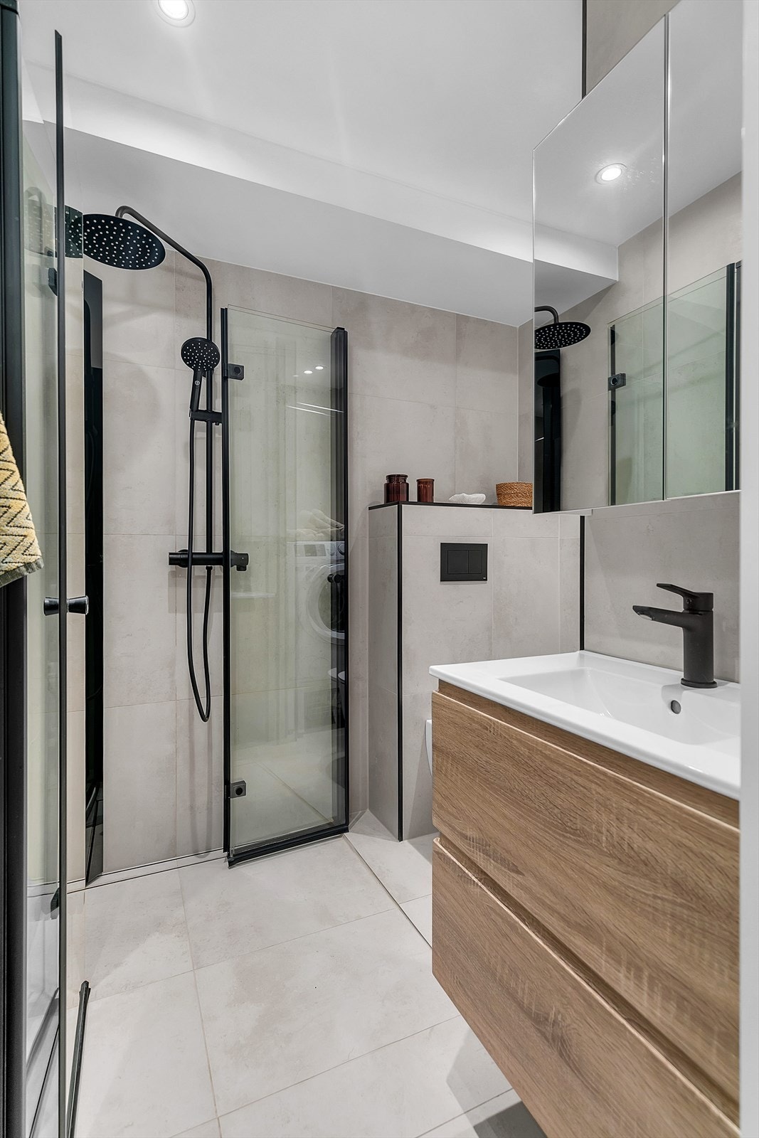 Lekkert flislagt bad med et moderne uttrykk Galleribilde