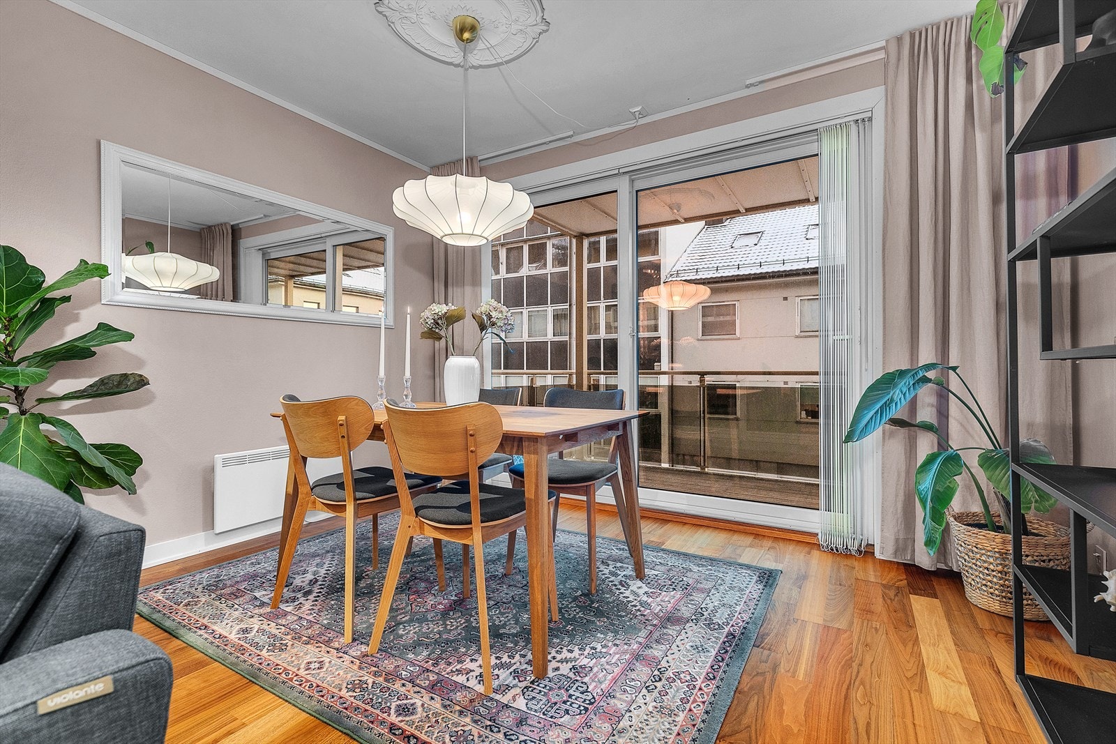 God plass til å møblere leiligheten i flere soner, slik som med denne spisegruppen Galleribilde