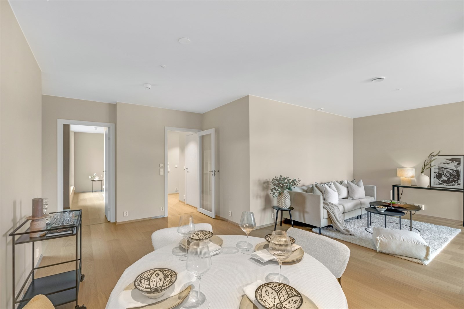 Leiligheten har flott 1-stavs parkett og moderne fargevalg på veggene Galleribilde