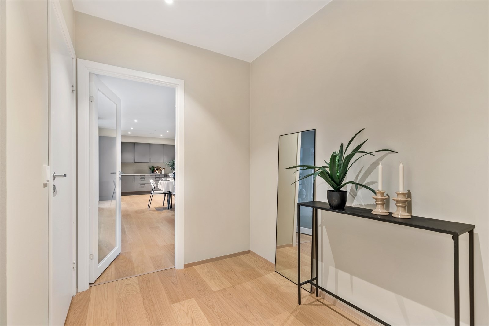 Romslig gang med god plass til yttertøy og sko Galleribilde