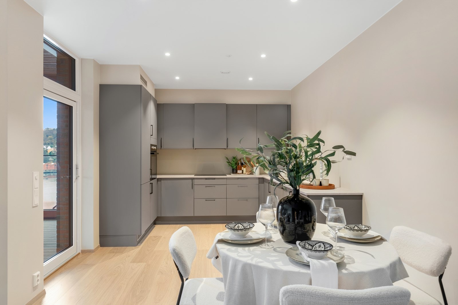 Stilren kjøkkeninnredning fra HTH med god skap- og benkeplass og integrerte hvitevarer fra Miele Galleribilde